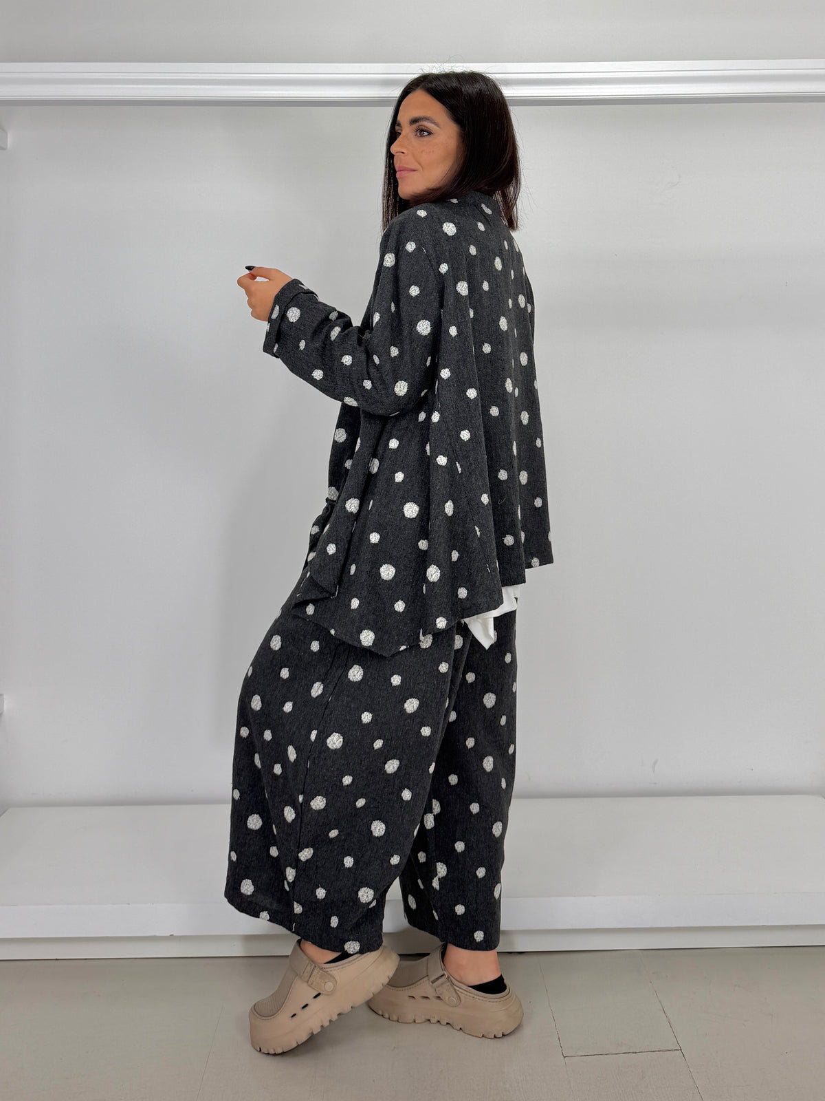 Pantalone gamba larga ovetto bolli ricamati