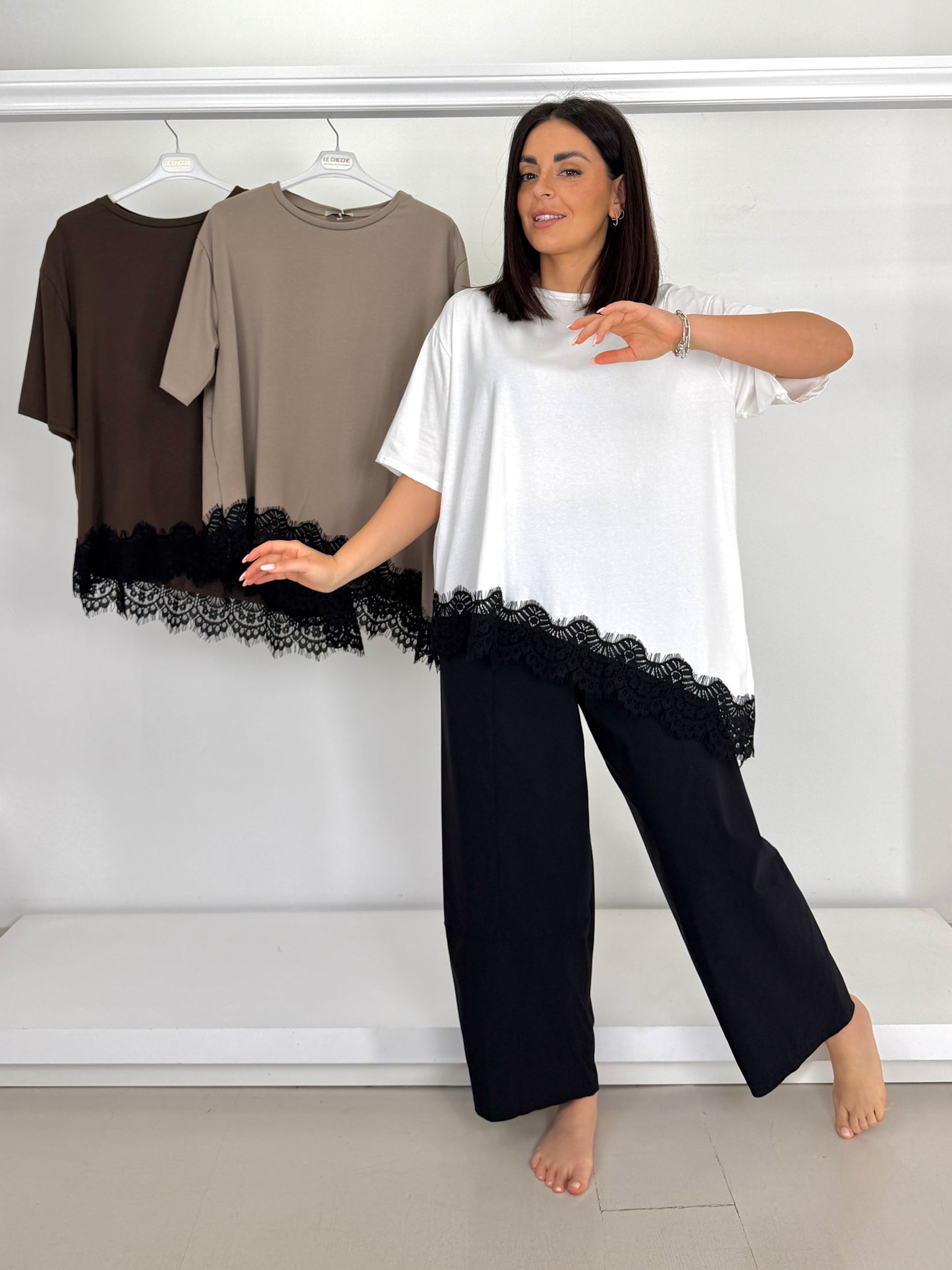 T-shirt asimmetrica fondo in pizzo