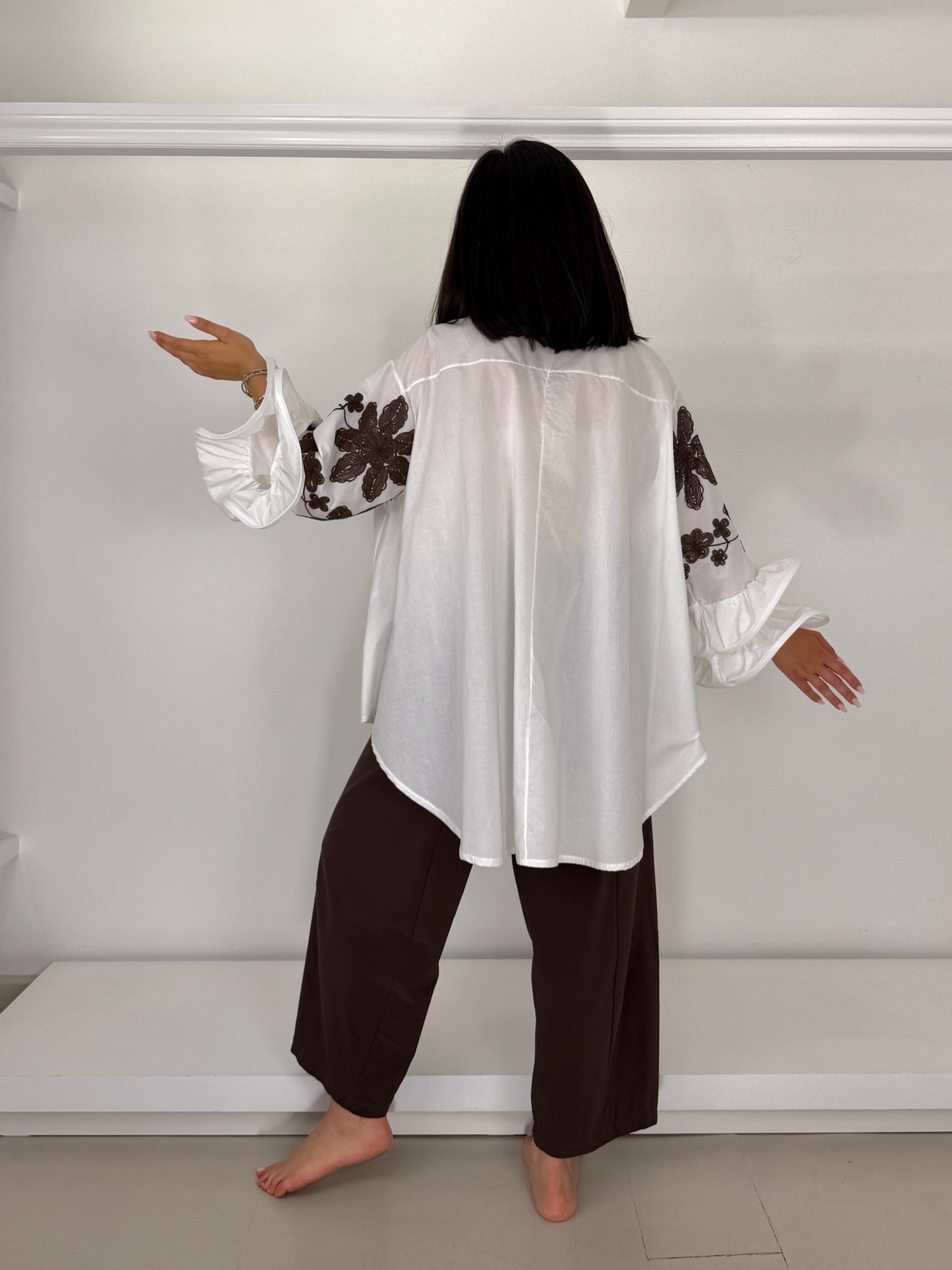 Camicia manica volant fiori ricamati