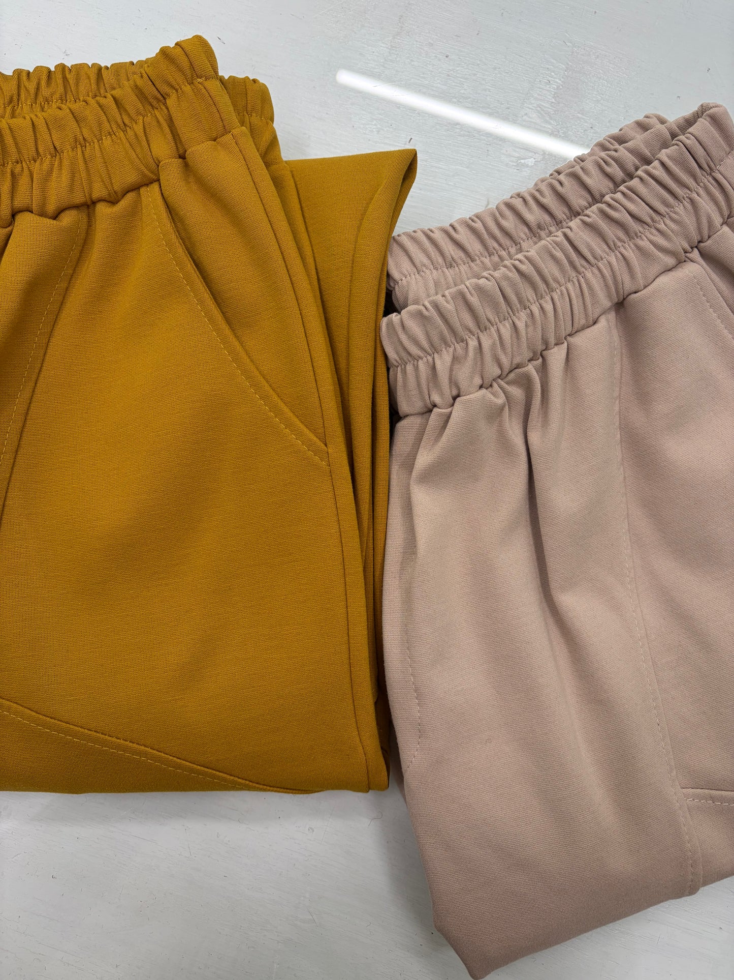 Pantalone over punto milano motivo cuciture