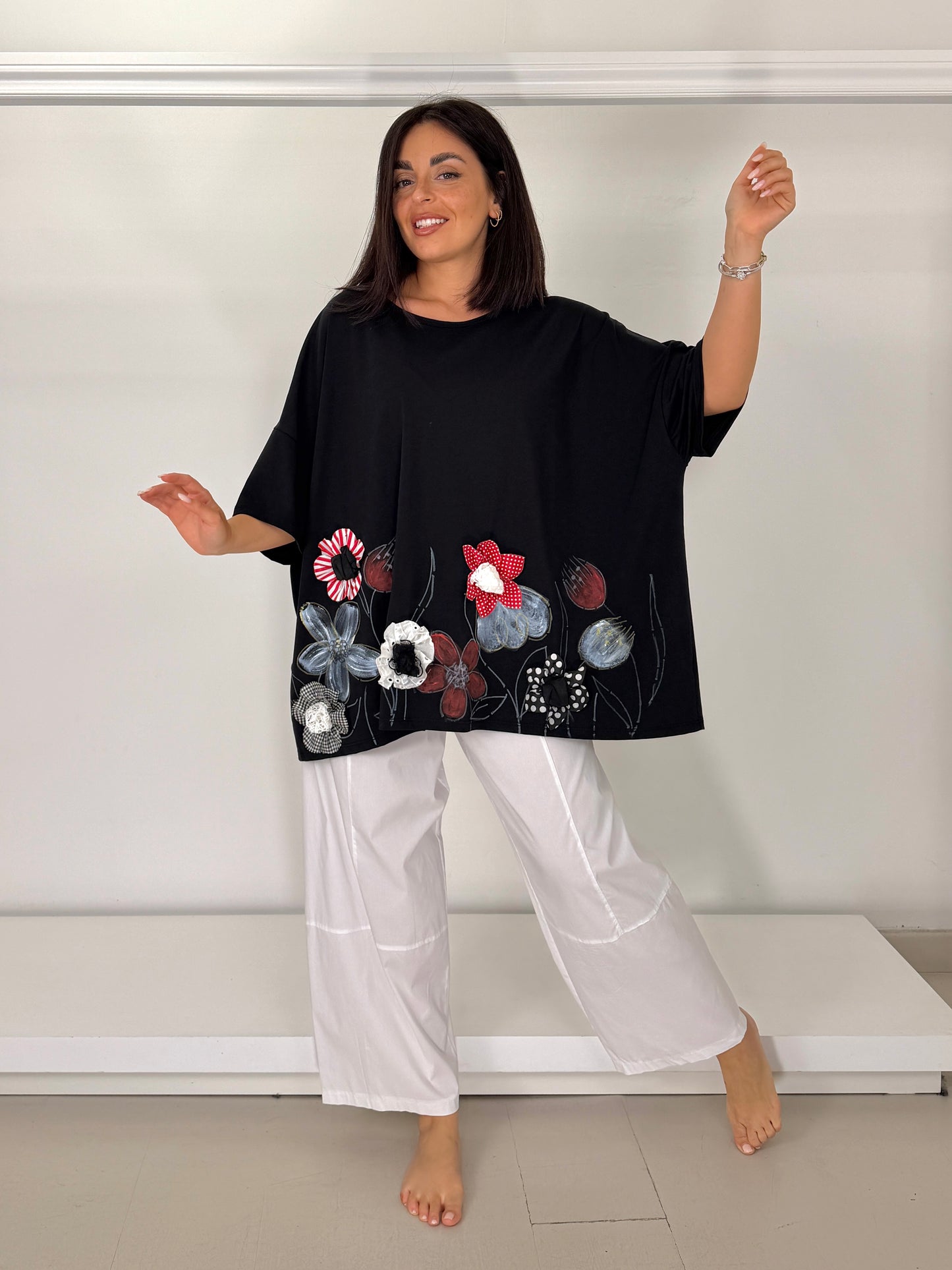 T-shirt basic scatoletta nera applicazione e dipinto a mano rosso