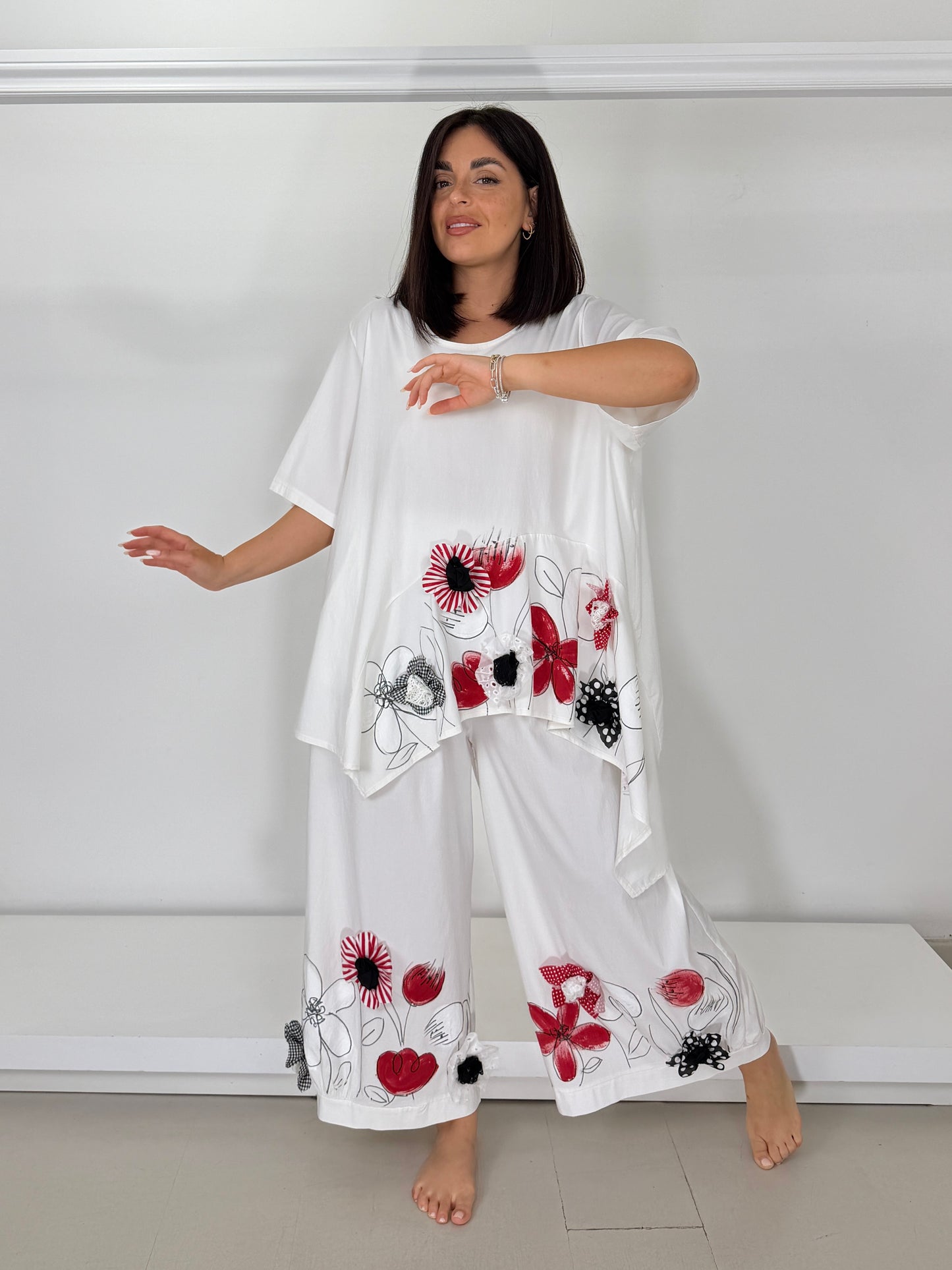 Pantalone in bengalina lato arricciato bianco applicazione e dipinto a mano rosso
