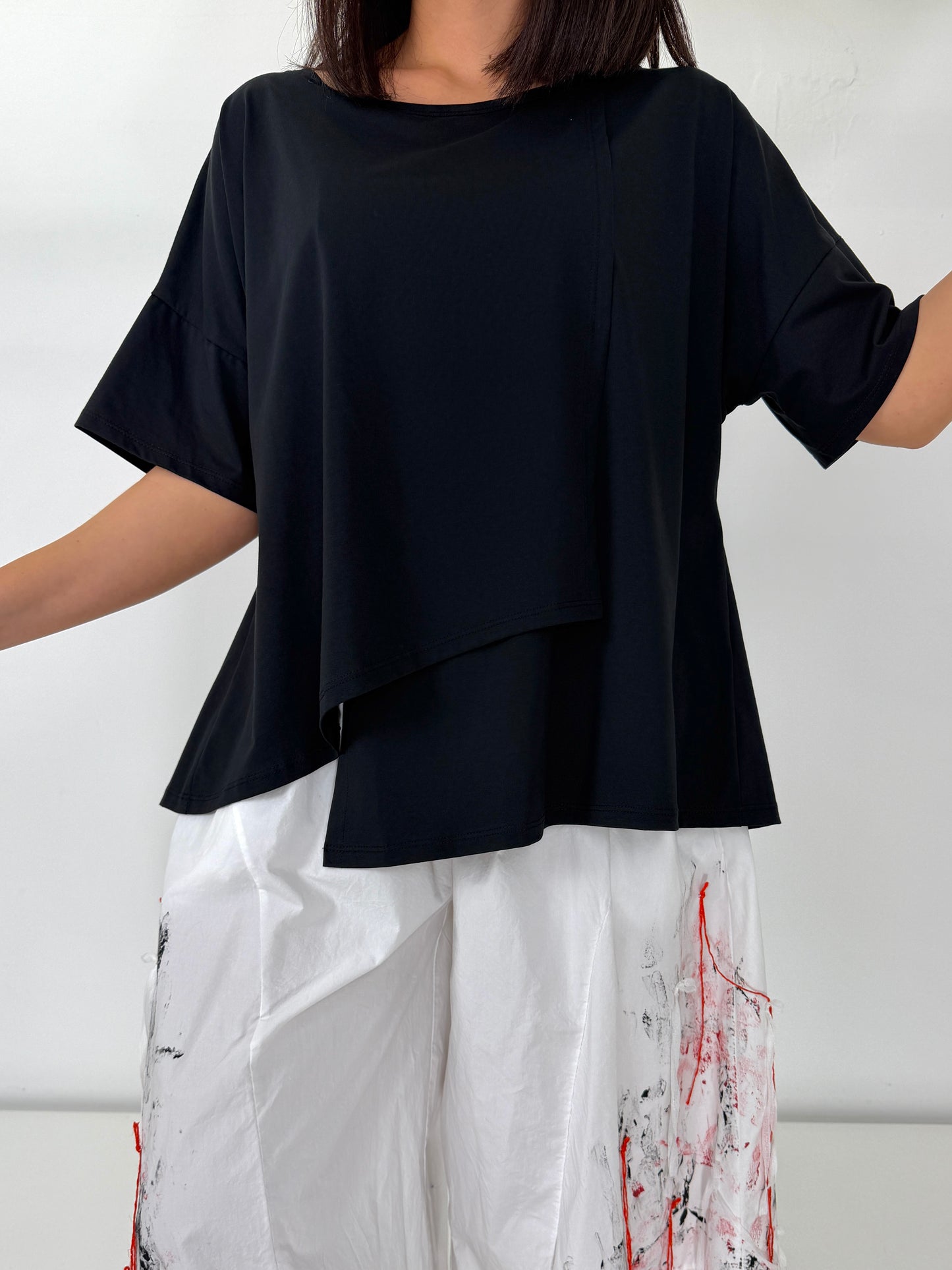 T-shirt asimmetrica sfiancata