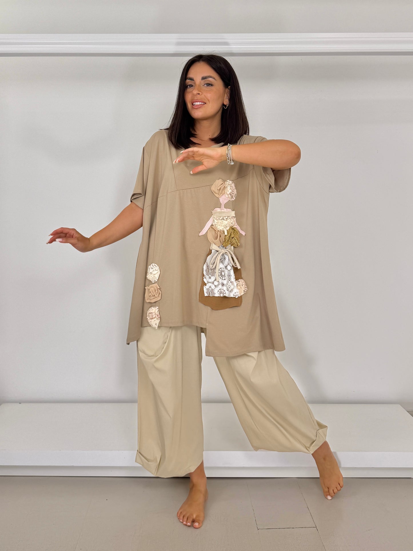T-shirt over svasata fango applicazione a mano