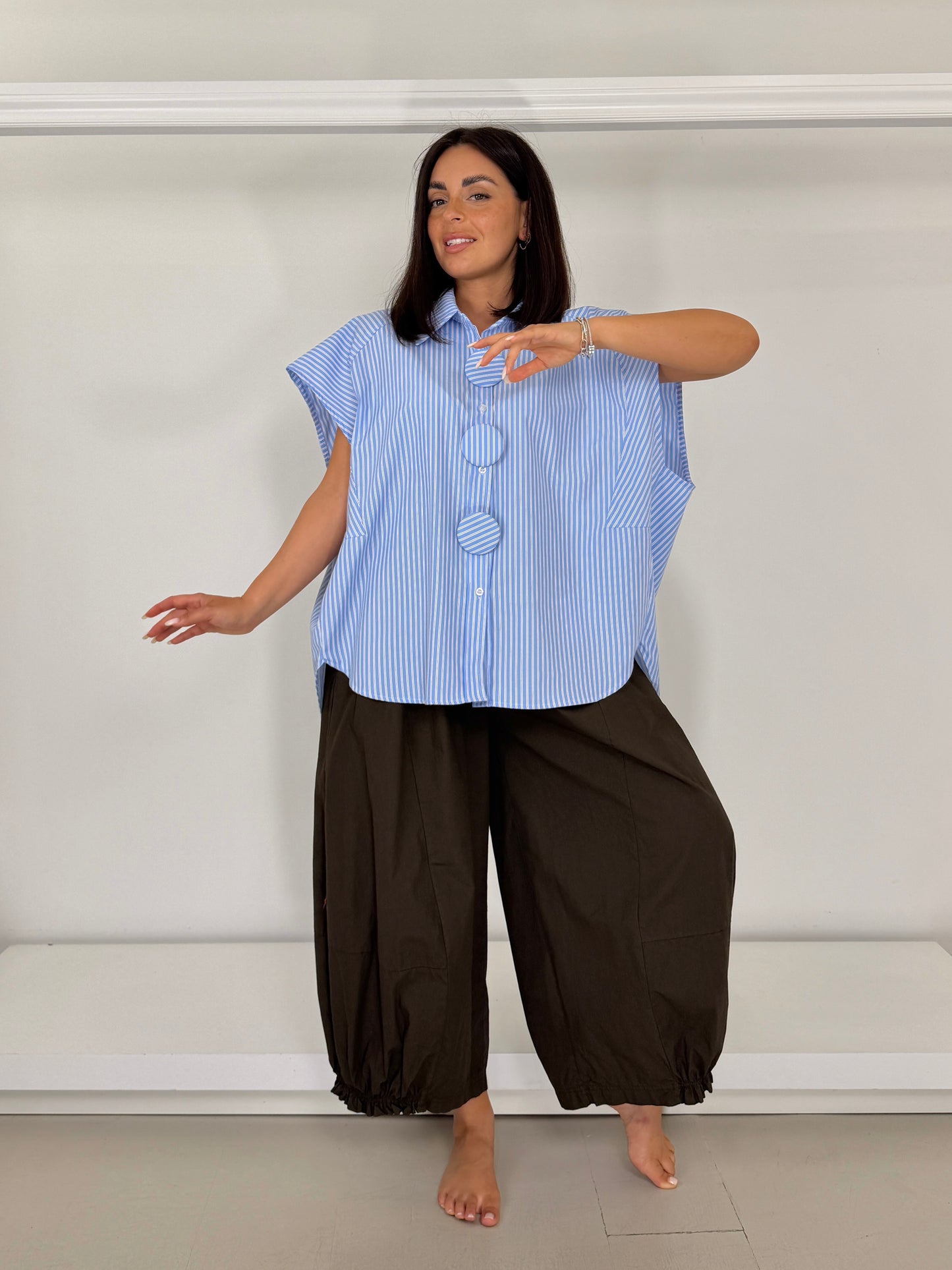 Camicia smanicata bottoni grandi - a righe
