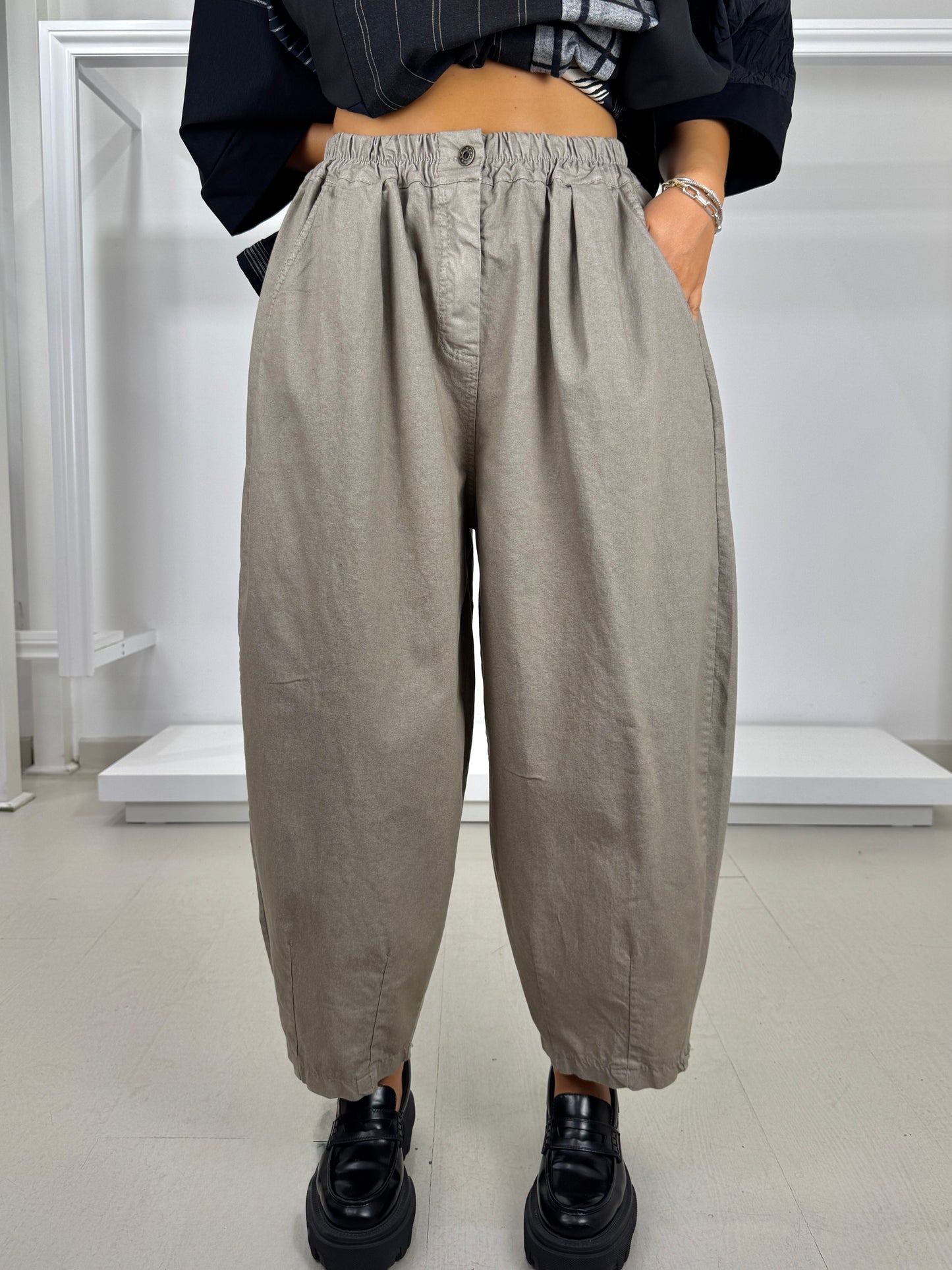 Pantalone ovetto con bottone effetto jeans elasticizzato