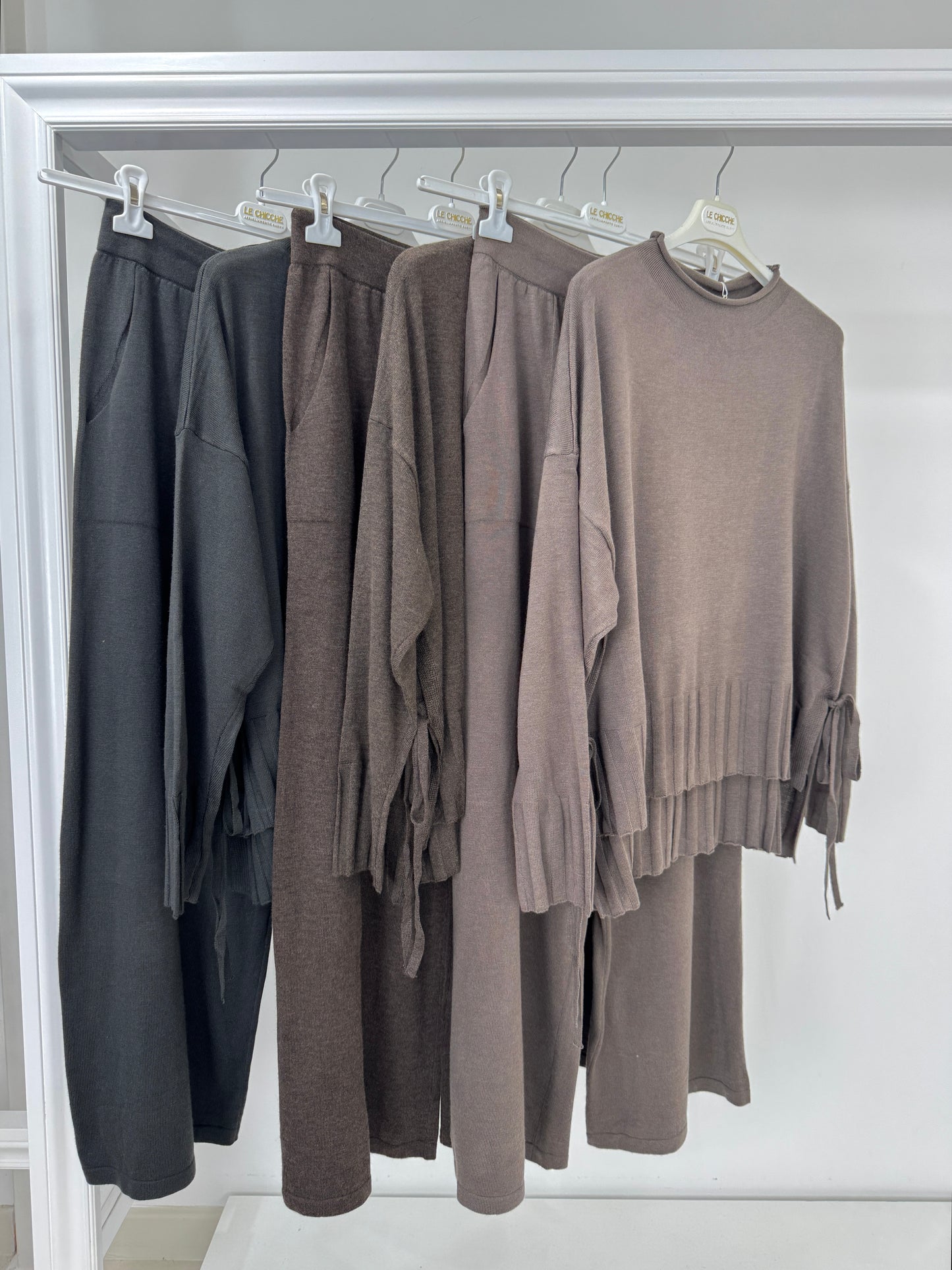Completo con pullover spacchi laterali