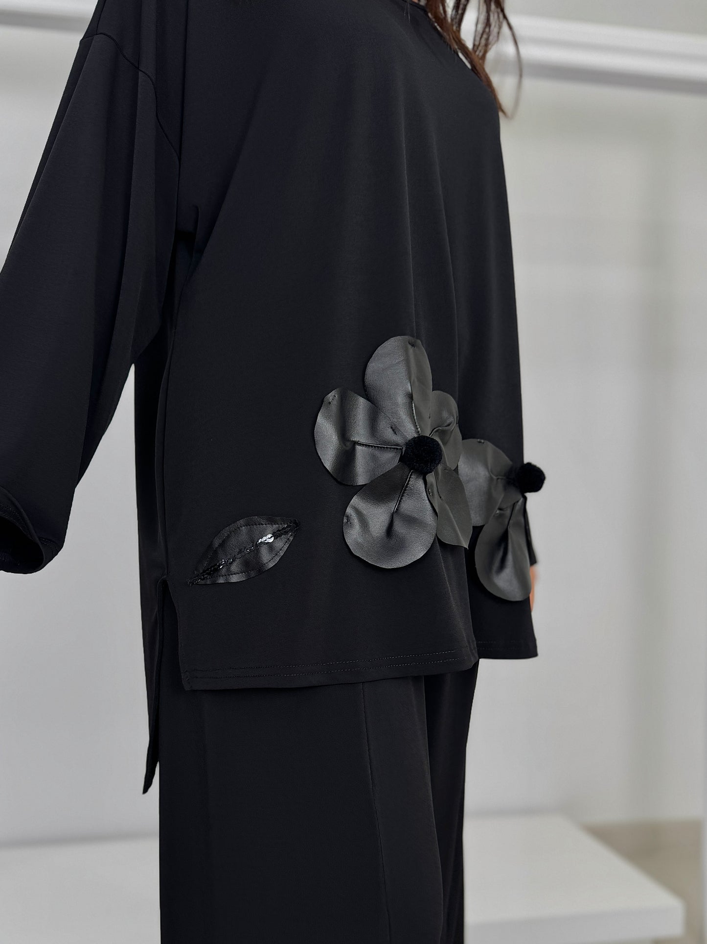 DOLCEMENTE CURVY maglia fluida applicazioni in ecopelle