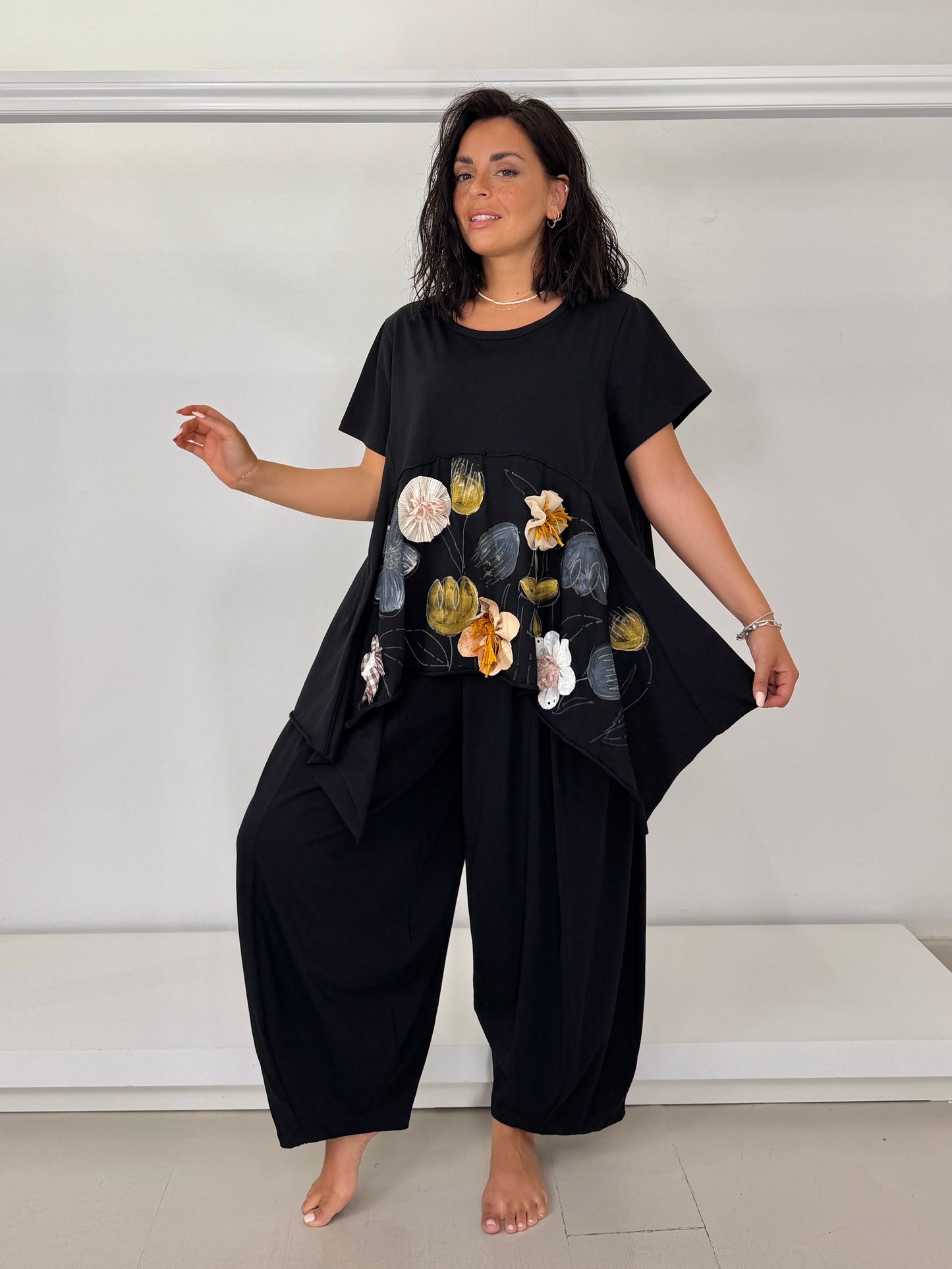 T-shirt leggermente sfiancata nera dipinto e applicazione a mano terra