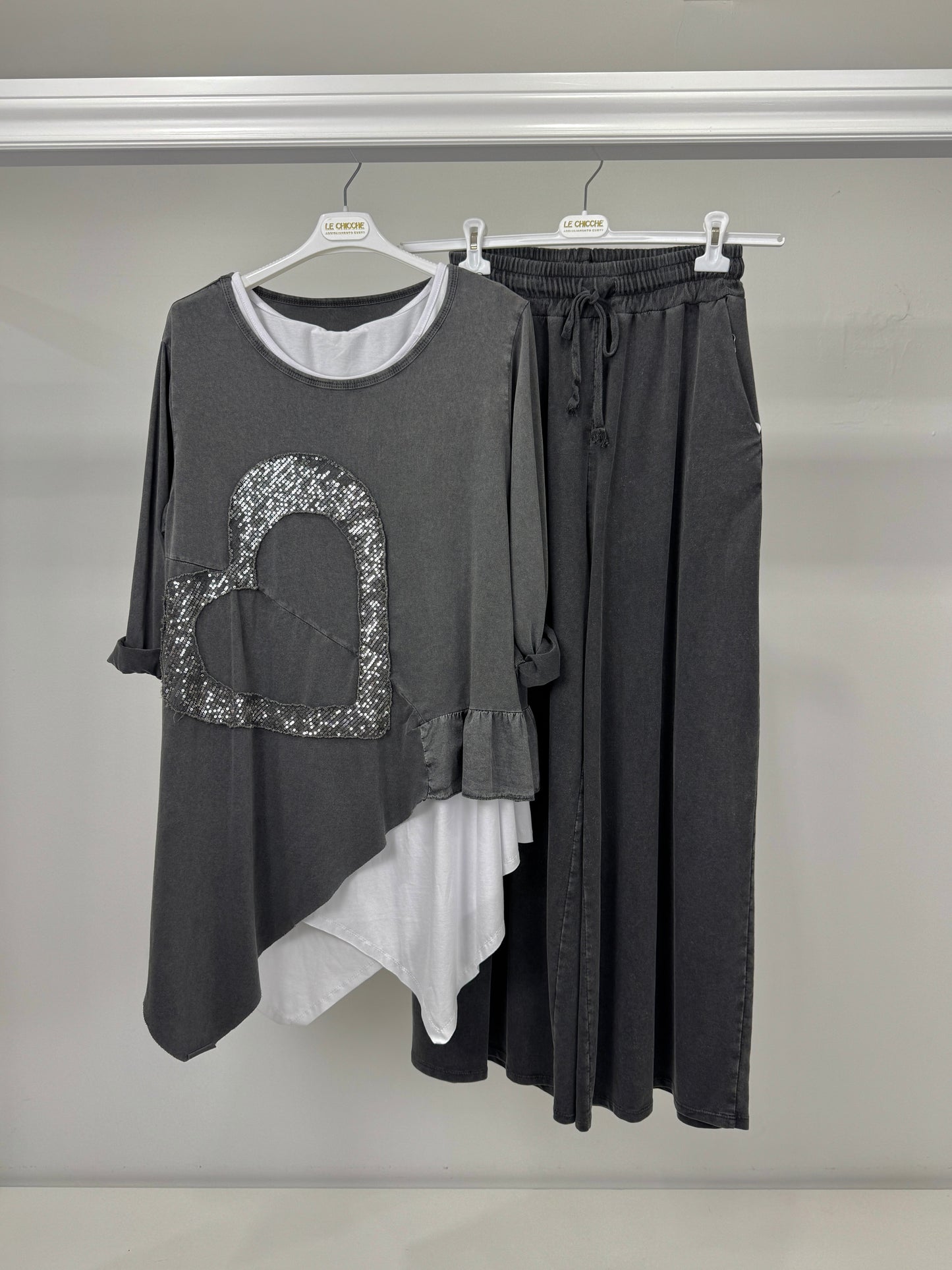 Maglia asimmetrica cuore strass