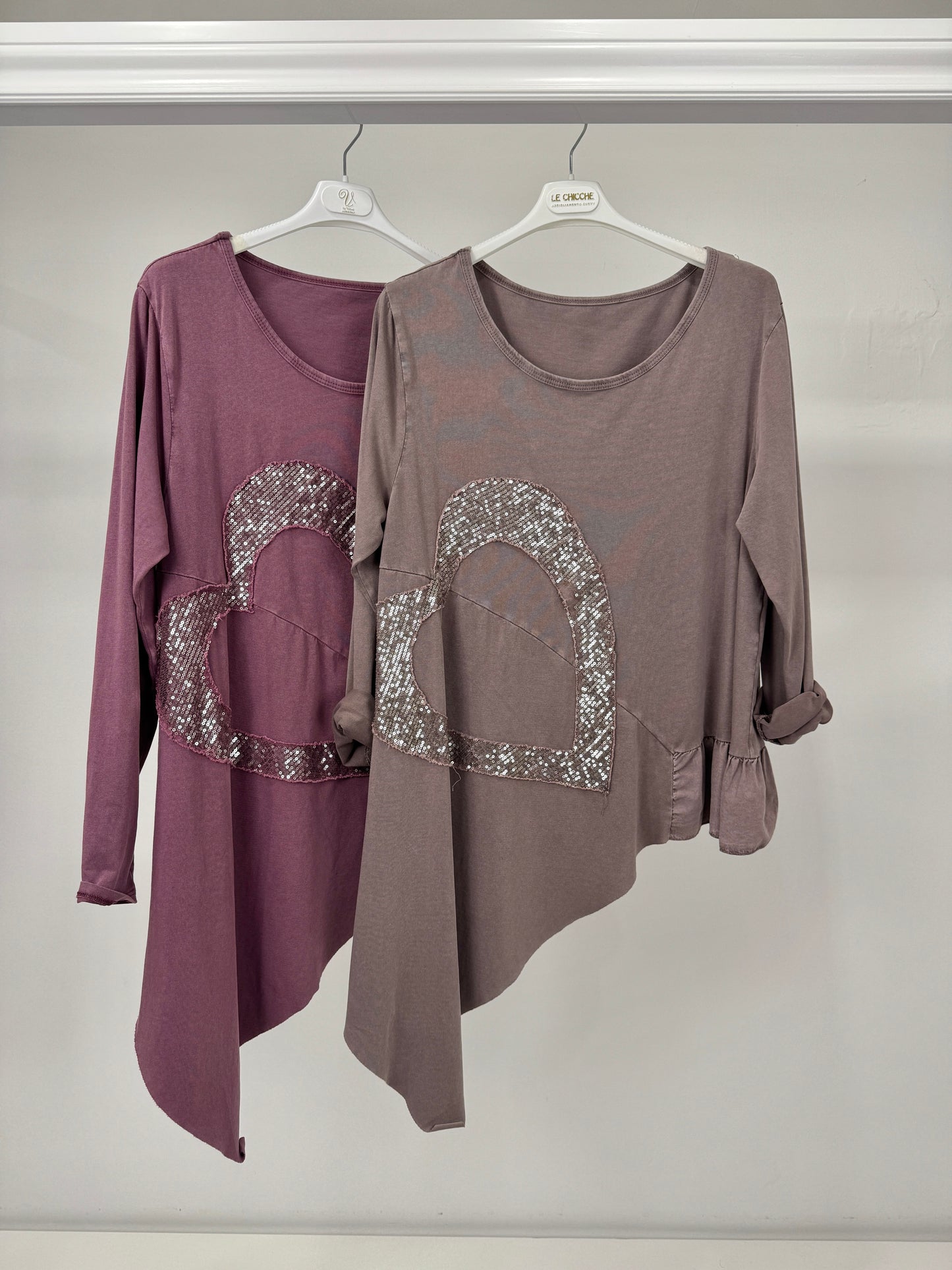 Maglia asimmetrica cuore strass