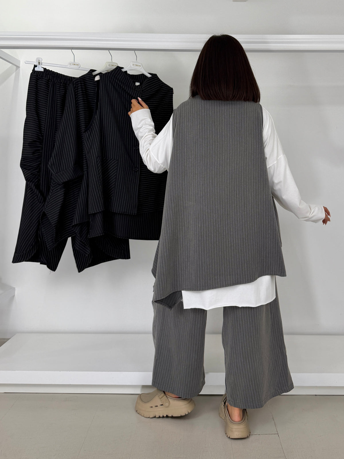 Gilet svasato tessuto gessato con collo a cratere