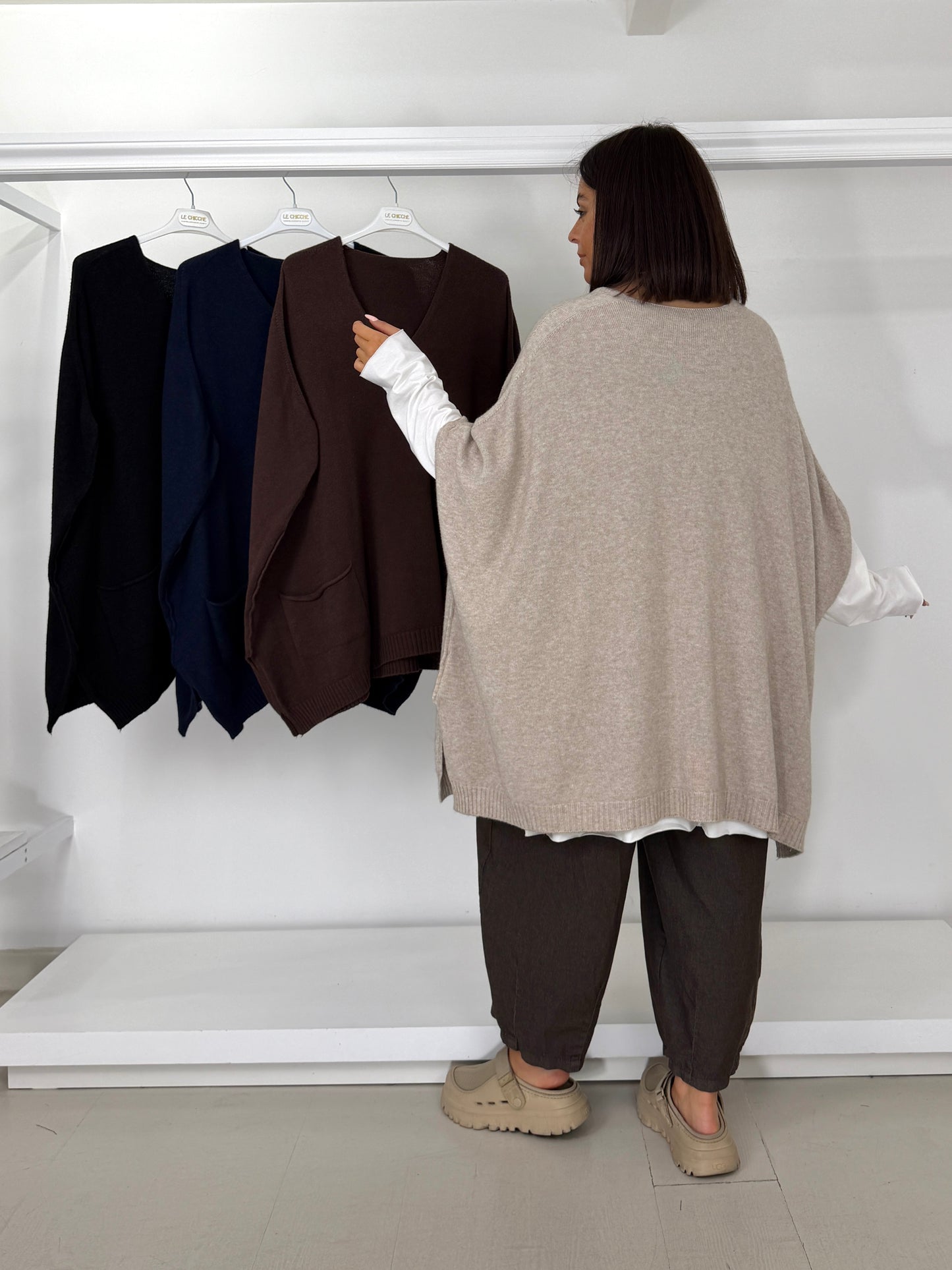 Pullover smanicato scollo a V con tasche