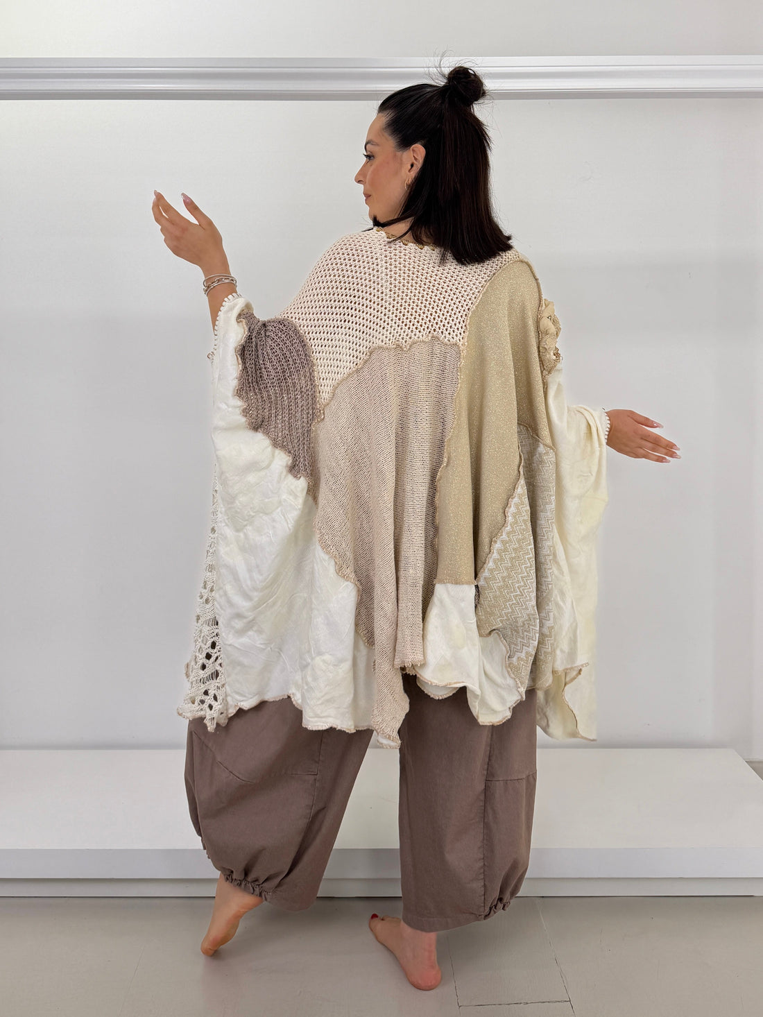 L'Eleganza Fluida: Maxi Maglia che Esalta Ogni Curva