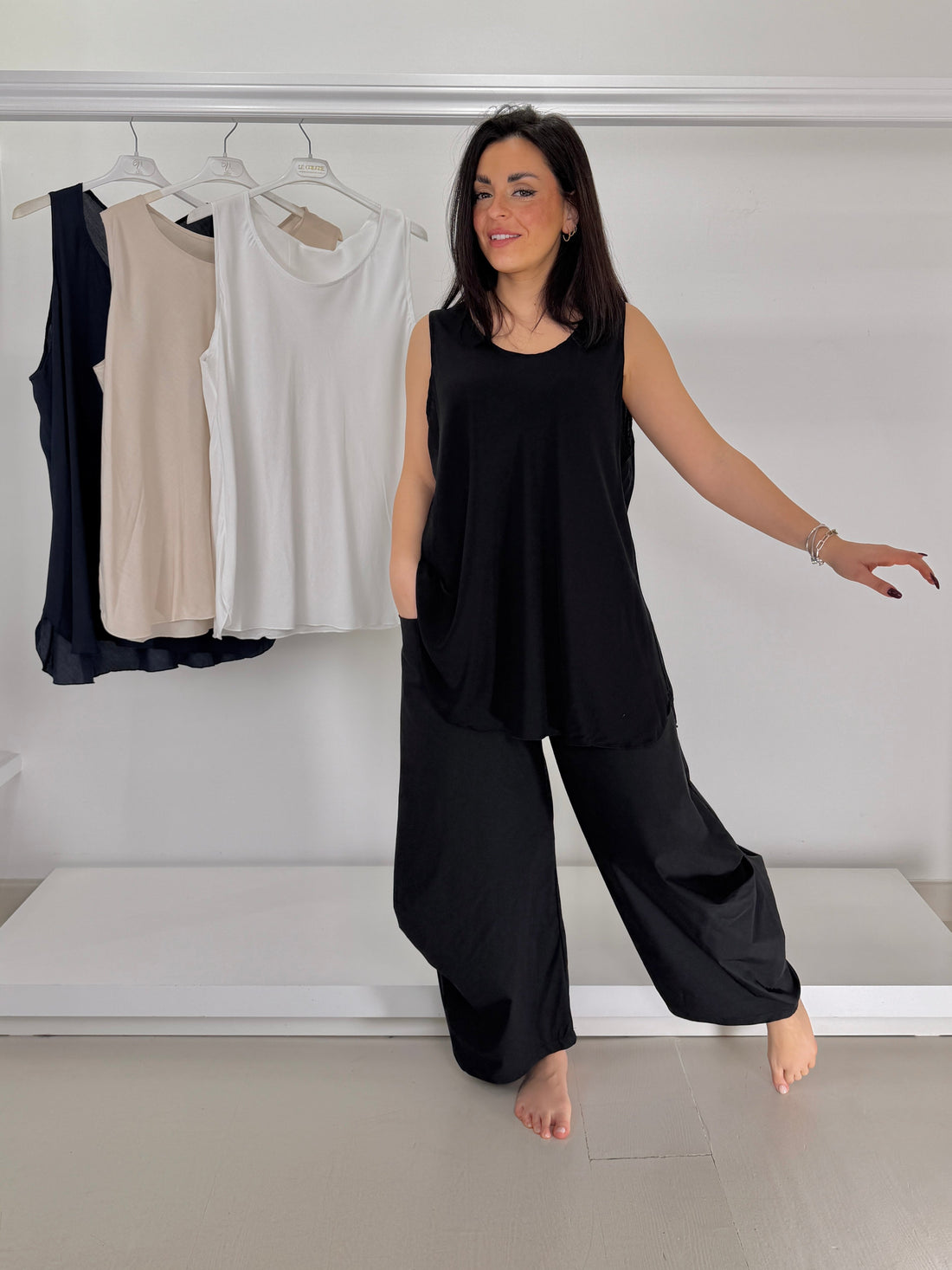 L'essenziale chic: la canotta che valorizza ogni curva