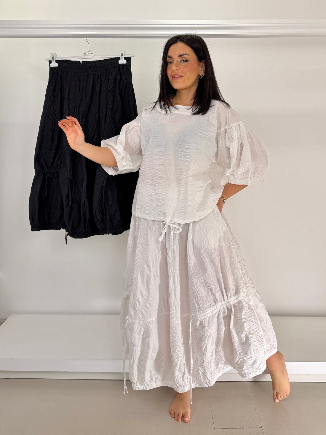 Eleganza e Fiducia: La Gonna Goffrata Perfetta per Ogni Curvy