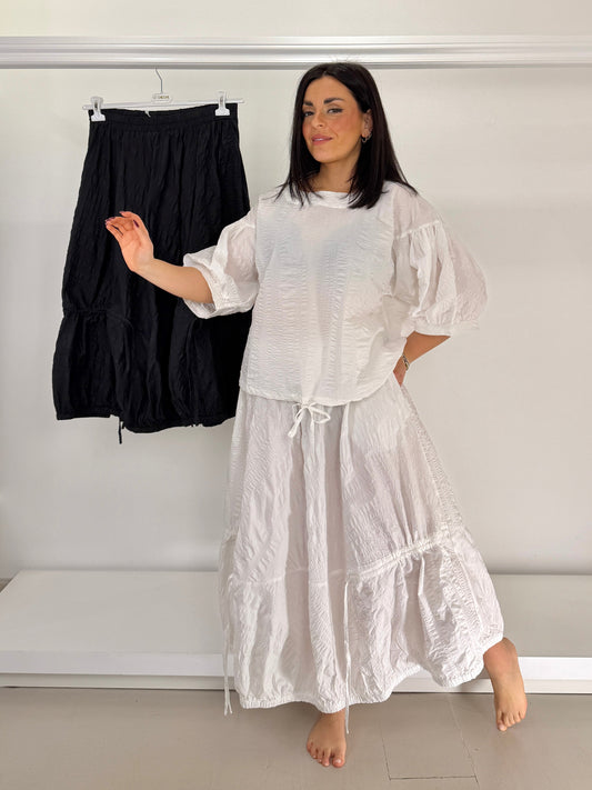 Eleganza e Fiducia: La Gonna Goffrata Perfetta per Ogni Curvy