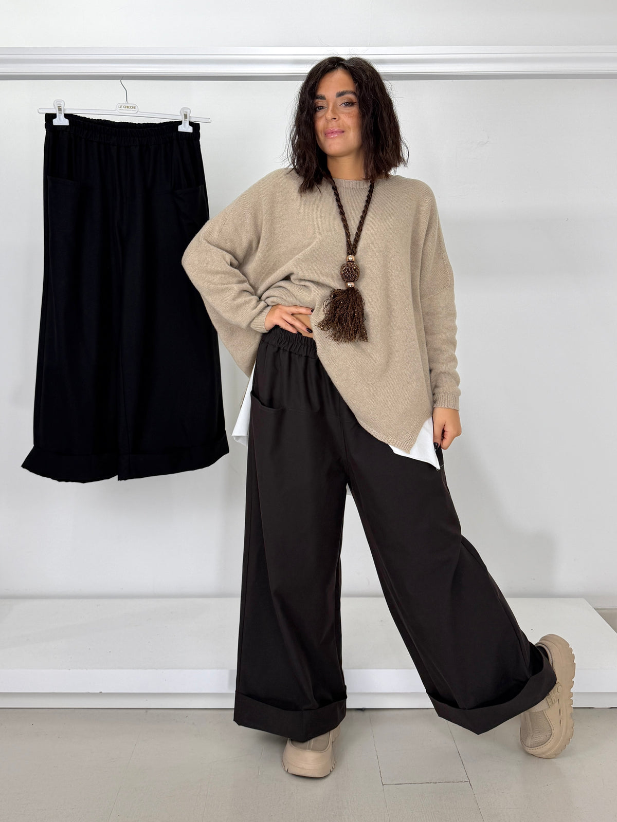 Pantalone gamba larga con risvolto