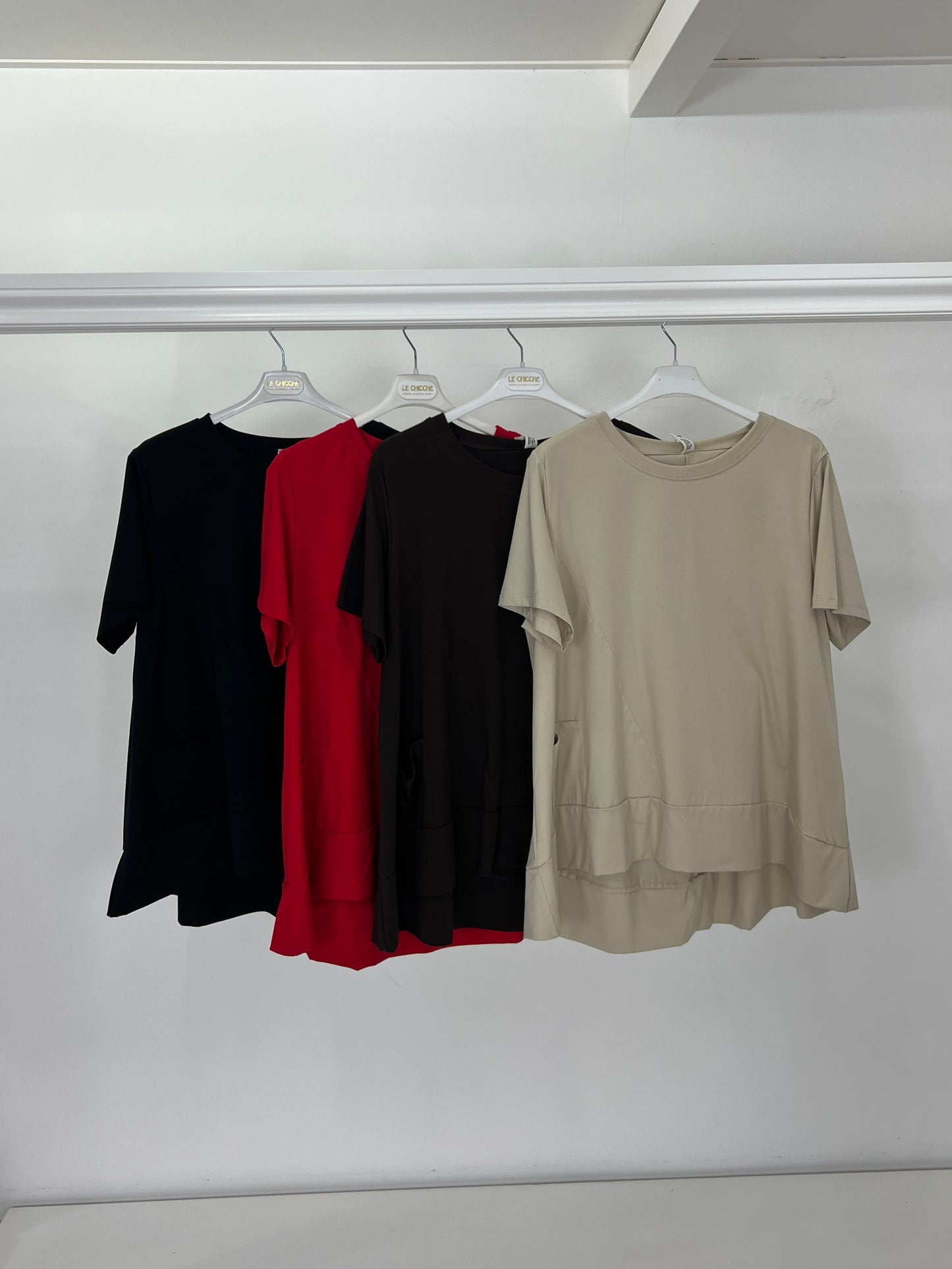 T-shirt svasata con bordo
