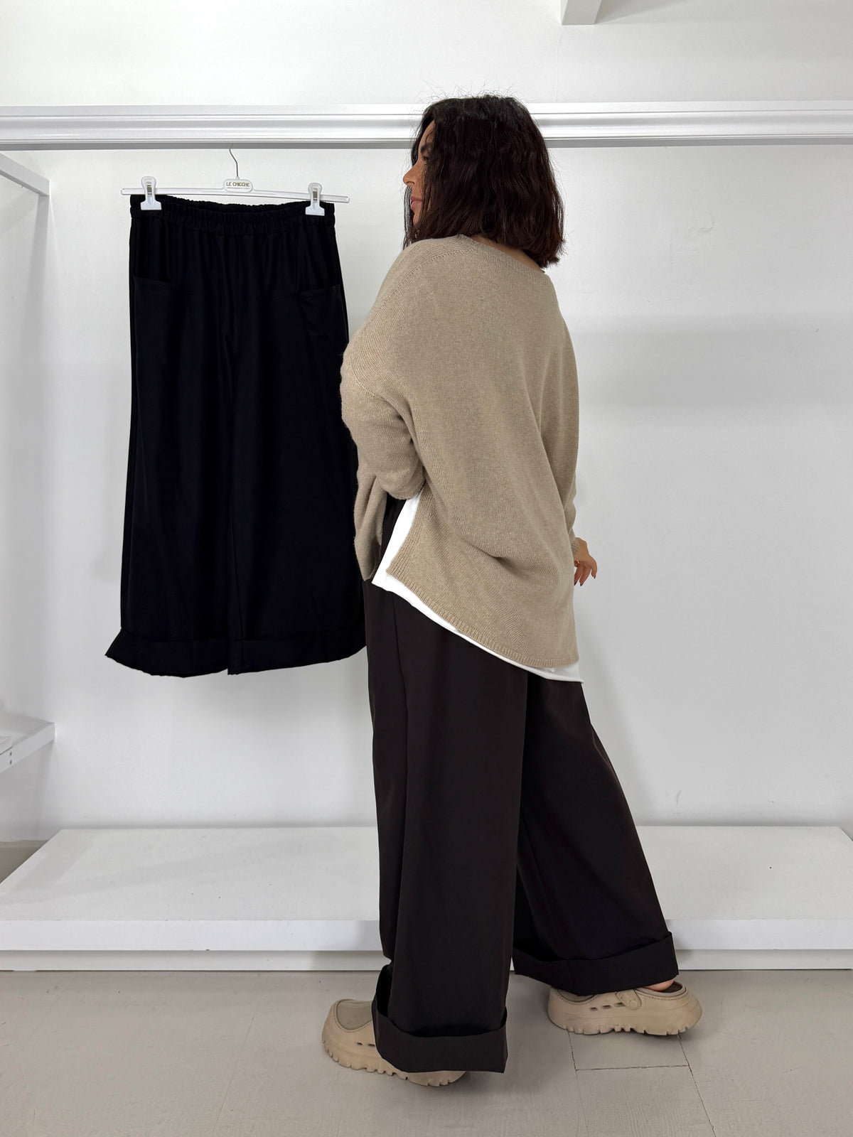 Pantalone gamba larga con risvolto