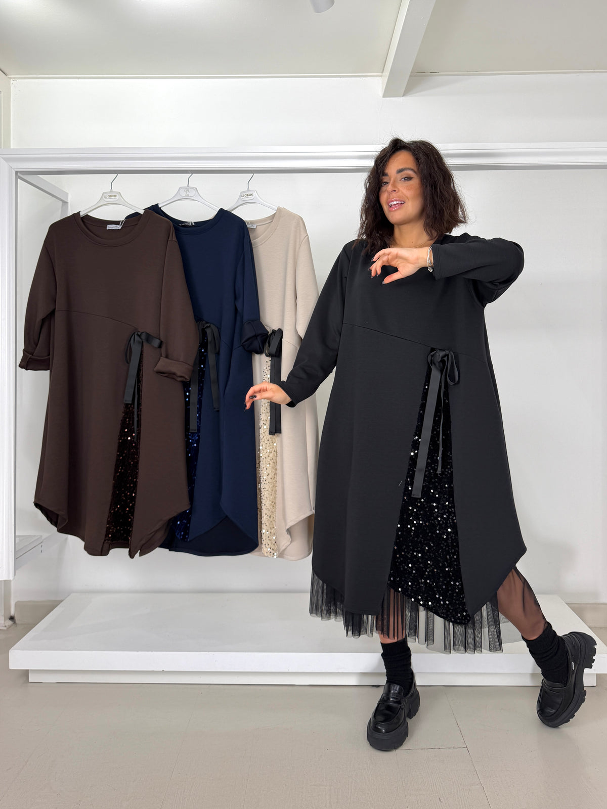 Abito con spacco in paillettes e fiocco