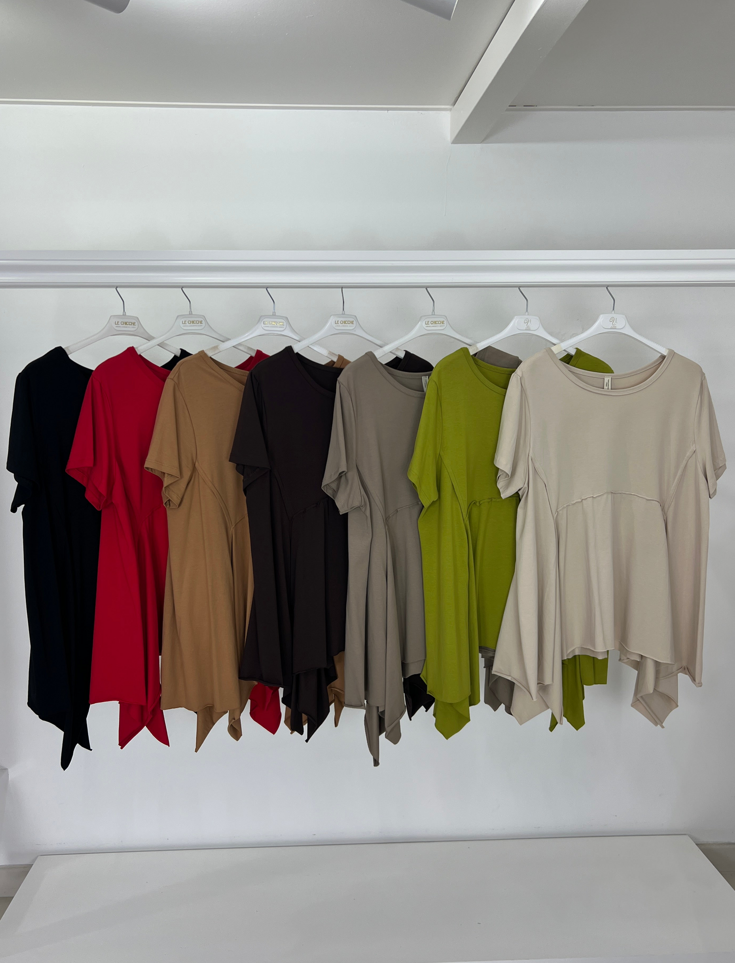 T-shirt leggermente sfiancata con punte