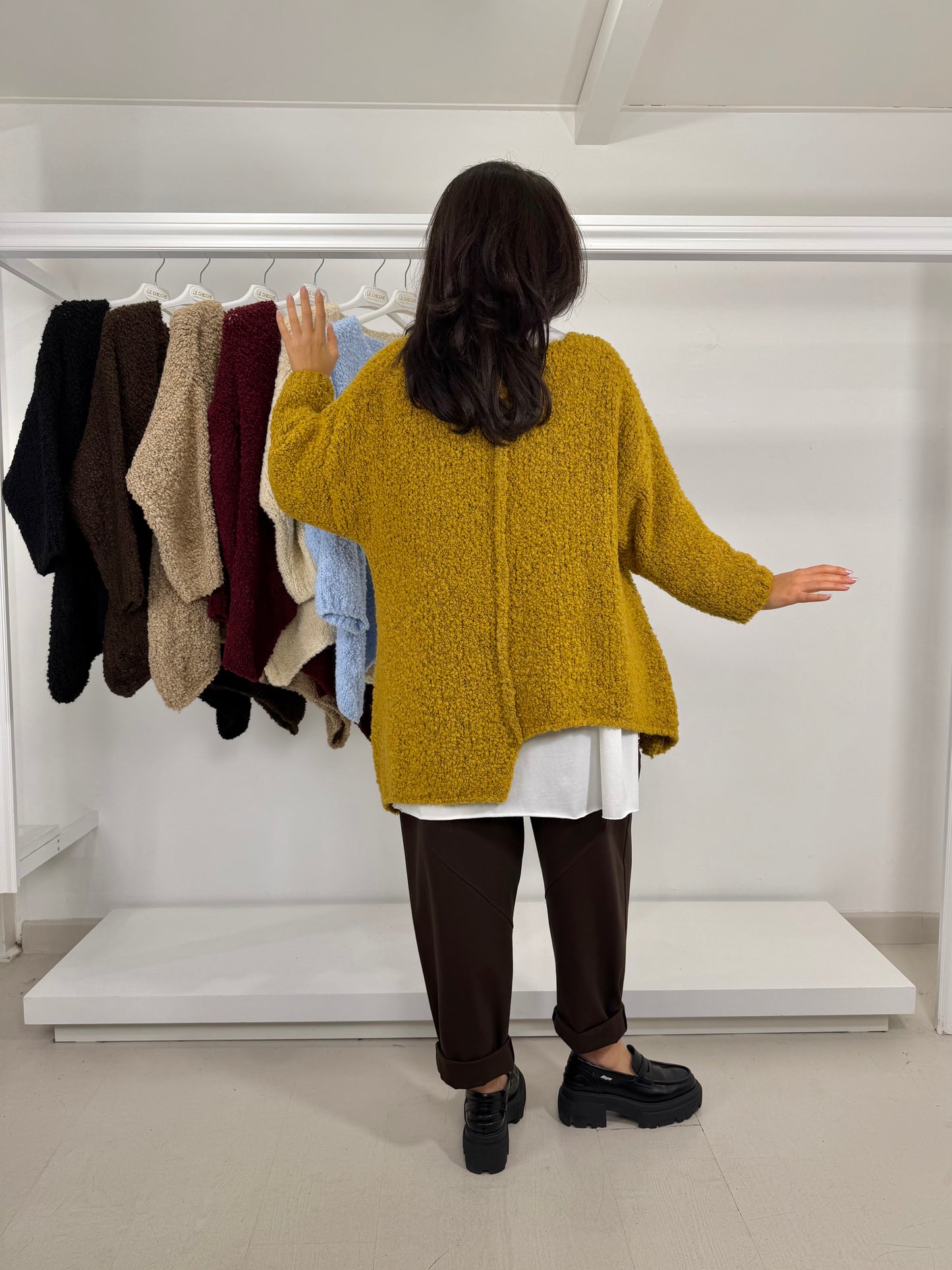 Pullover bouclé asimmetrico