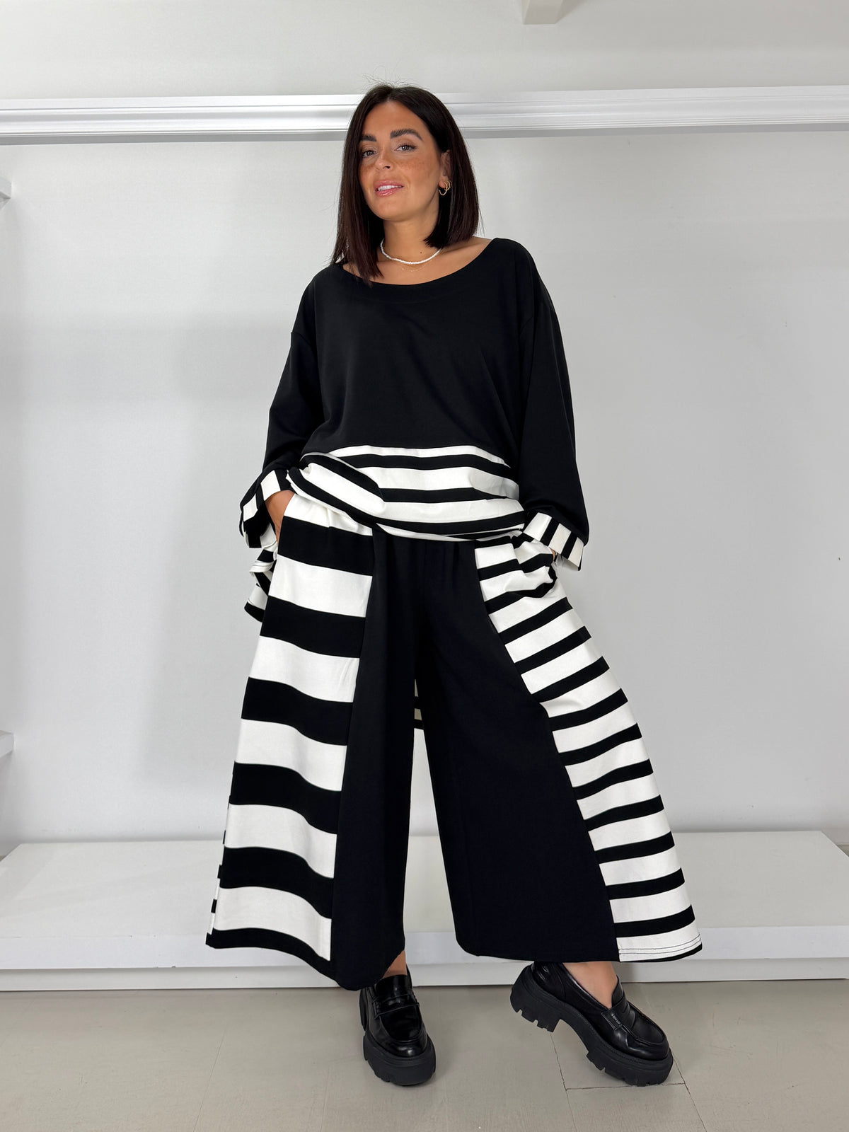 Pantalone gamba larga inserti righe