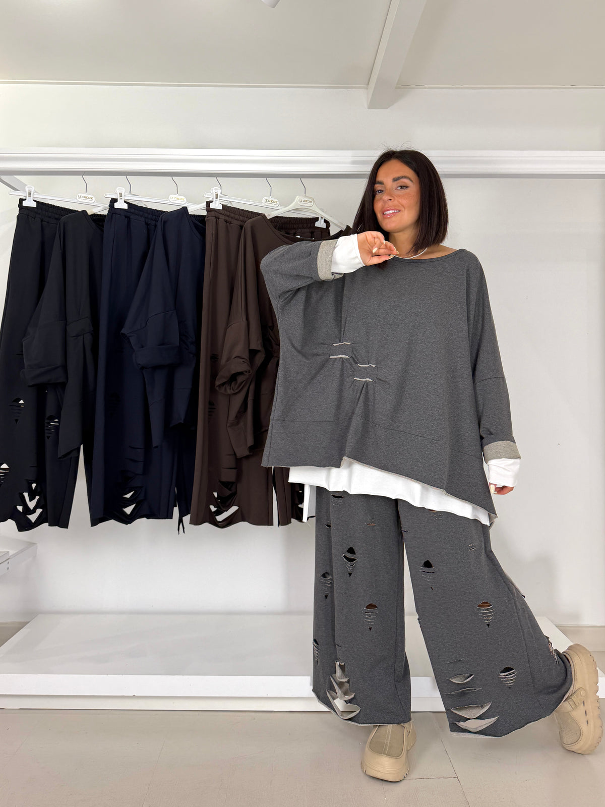 Pantalone garzato motivo tagli