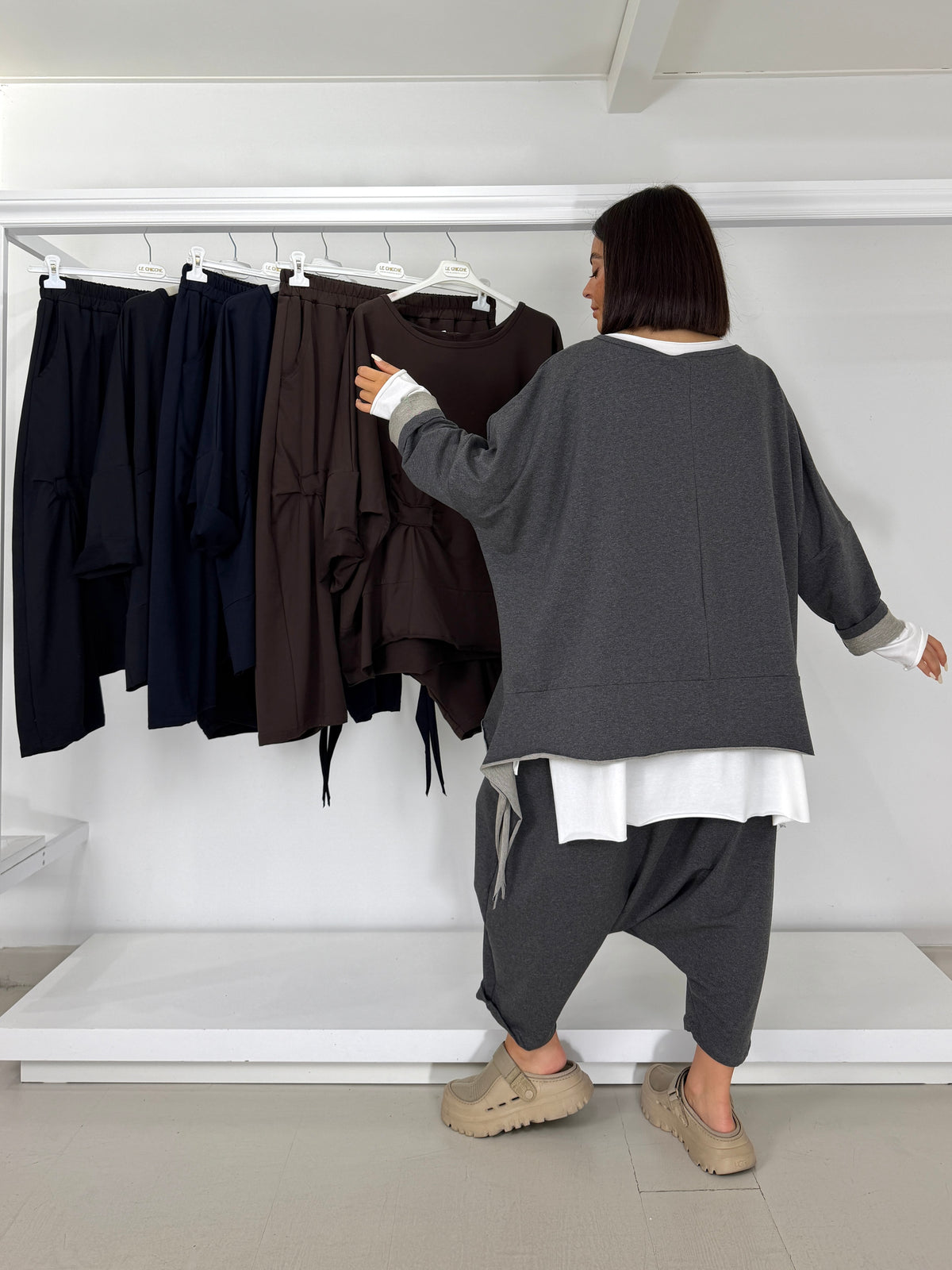Pantalone cavallo basso garzato motivo arricciature