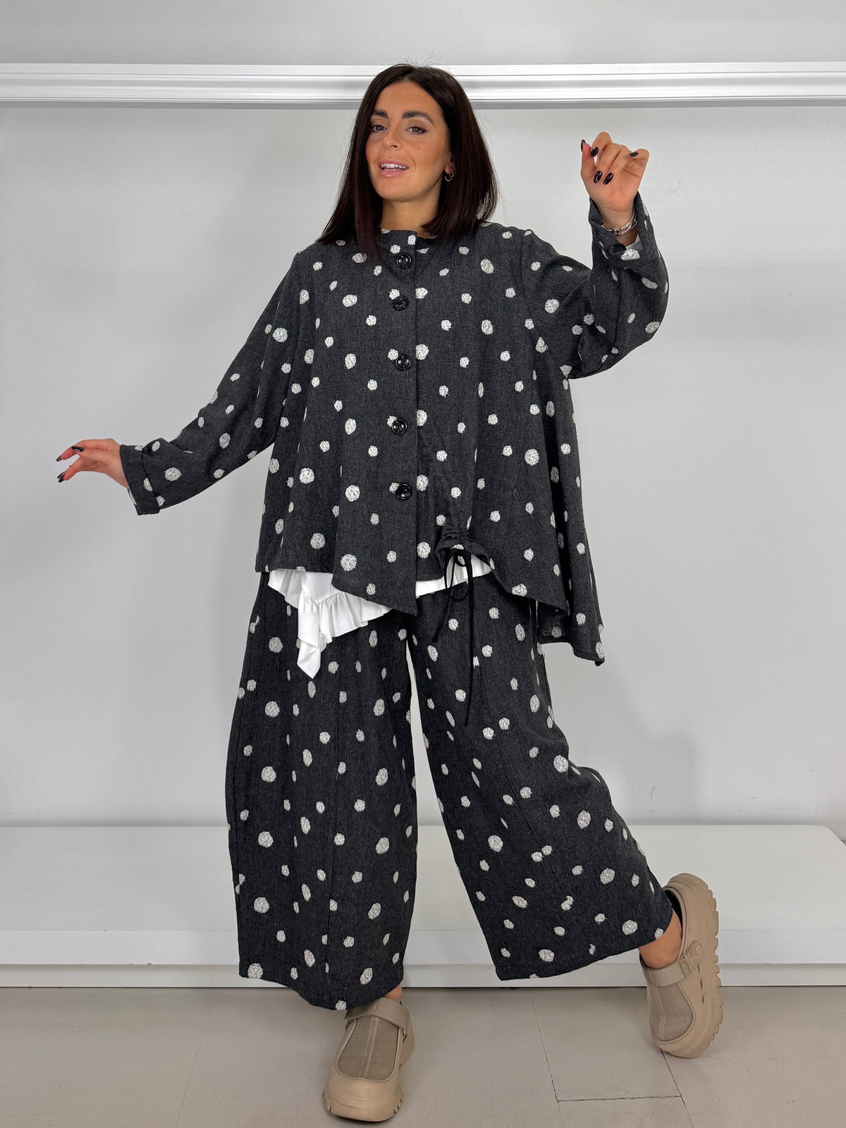 Pantalone gamba larga ovetto bolli ricamati
