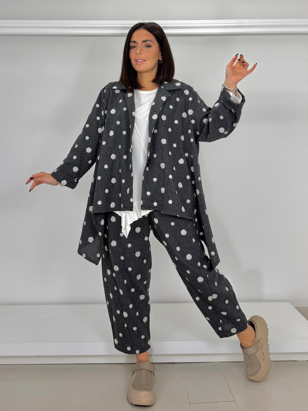 Pantalone diagonale bolli ricamati