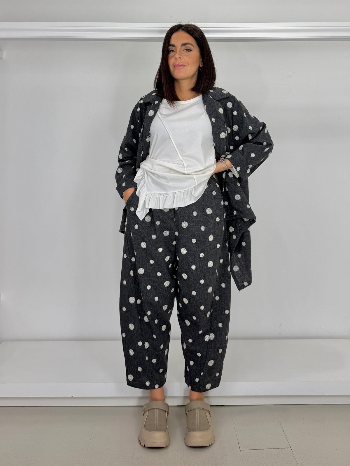 Pantalone diagonale bolli ricamati