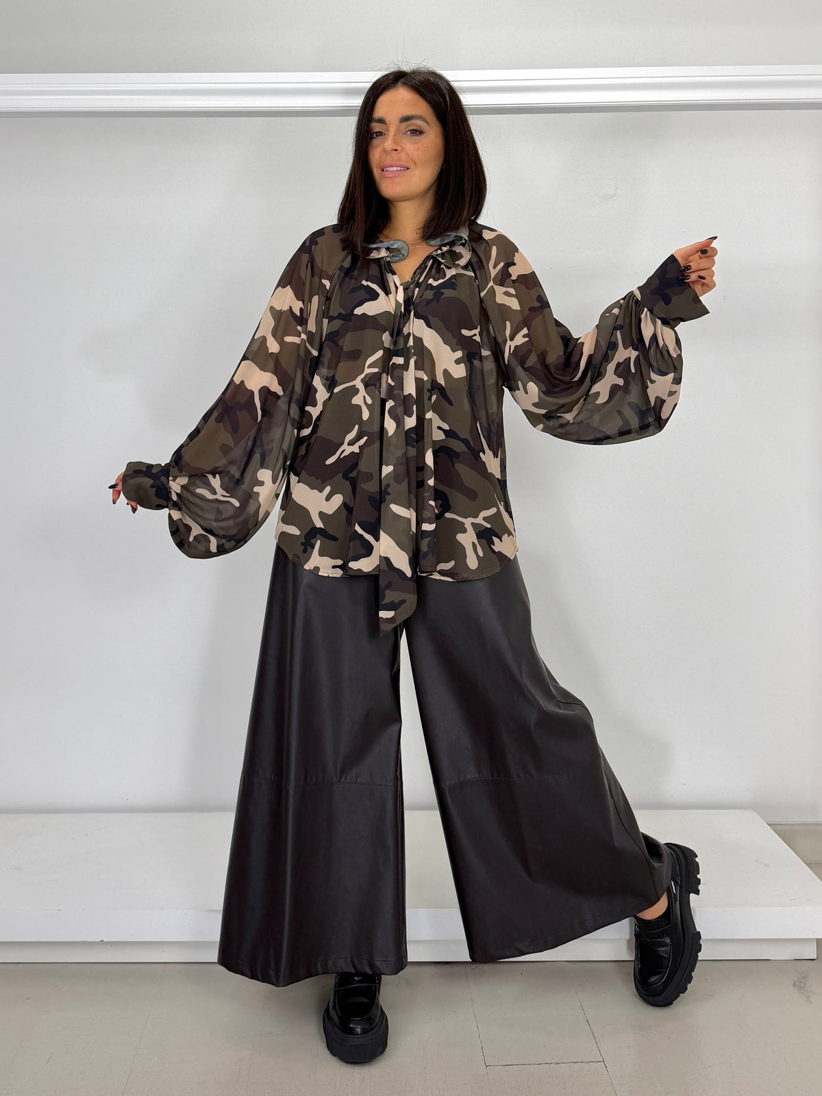 Pantalone ecopelle gamba larga