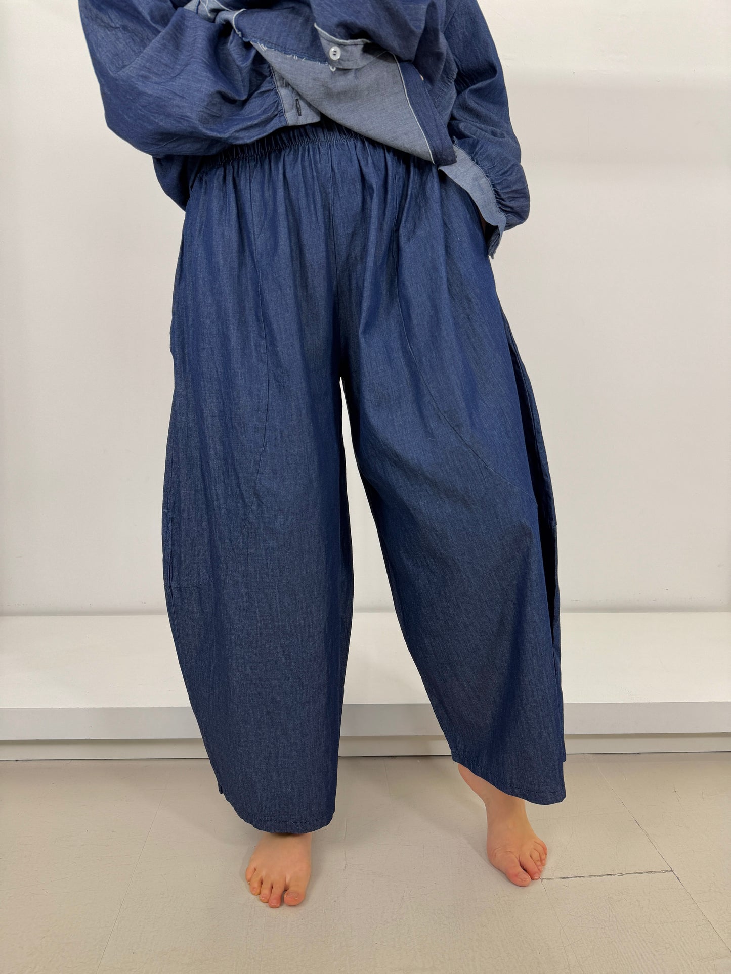 Pantalone jeans chambray gamba larga ovetto