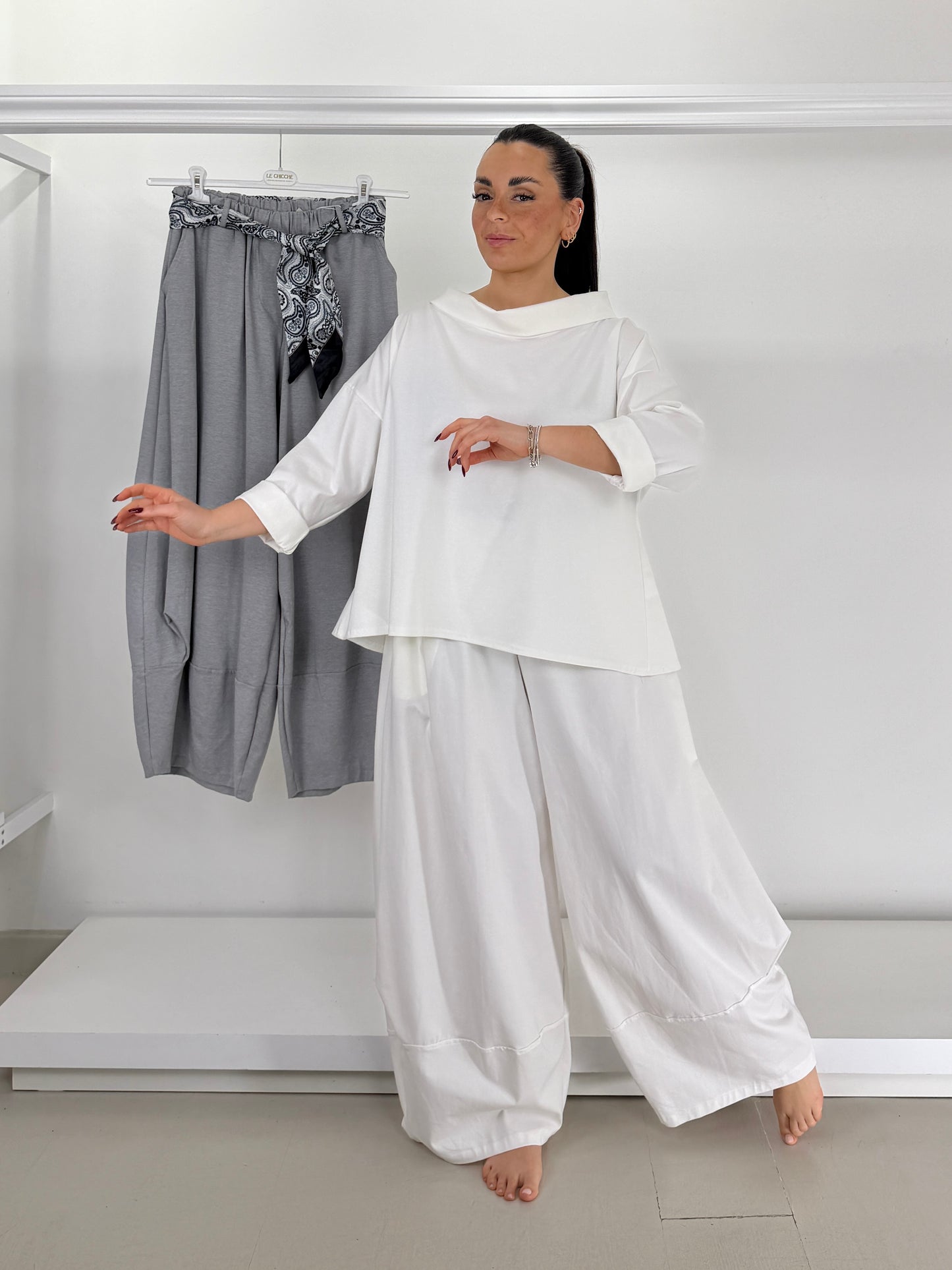 Pantalone punto roma gamba larga con pieghe