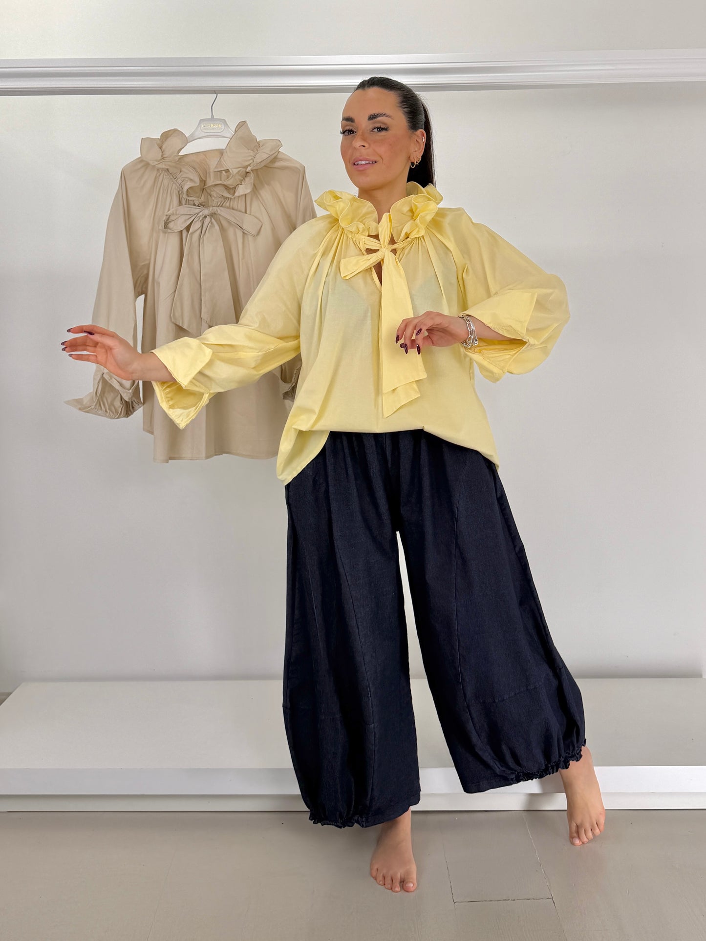 Pantalone effetto jeans fondo arricciato