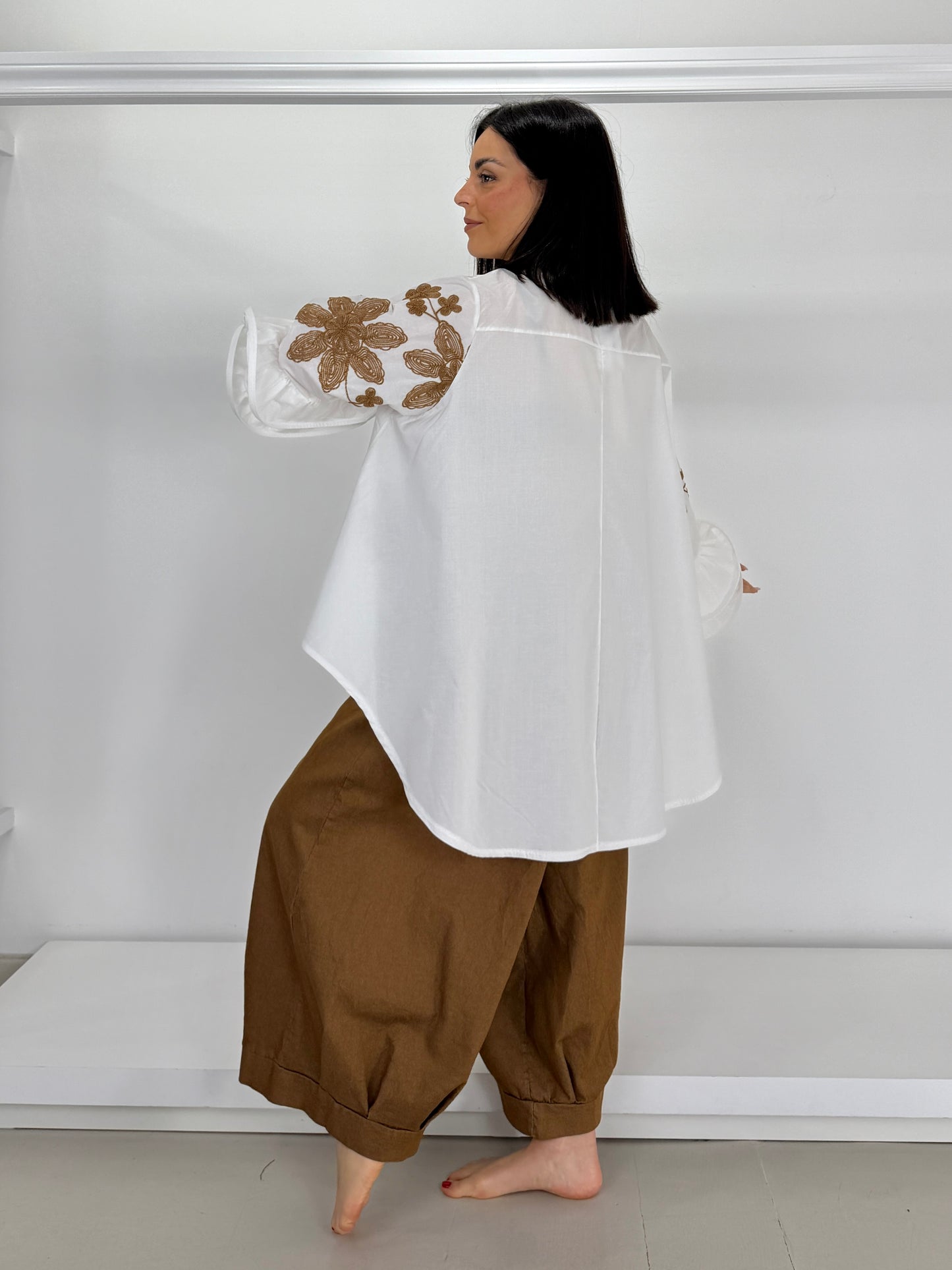 Camicia manica volant fiori ricamati