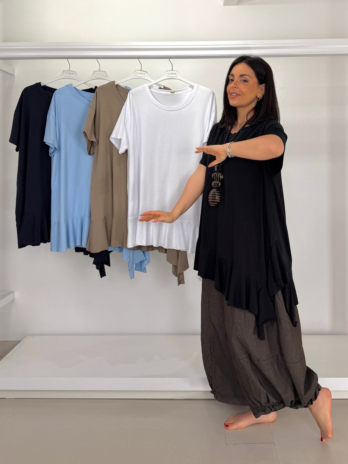 T-shirt asimmetrica con balza - mezza manica