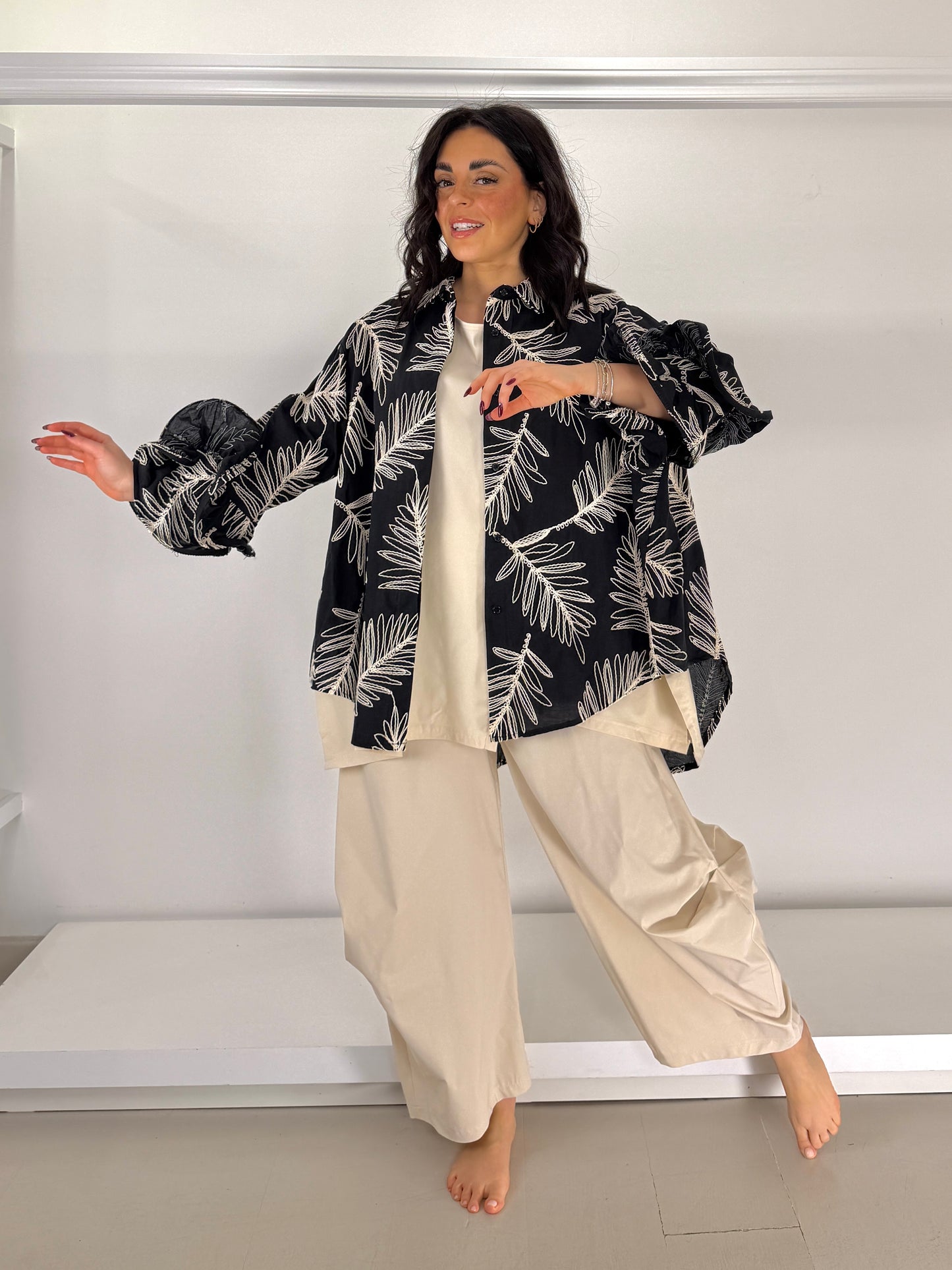 Camicia ricamo foglie manica volant