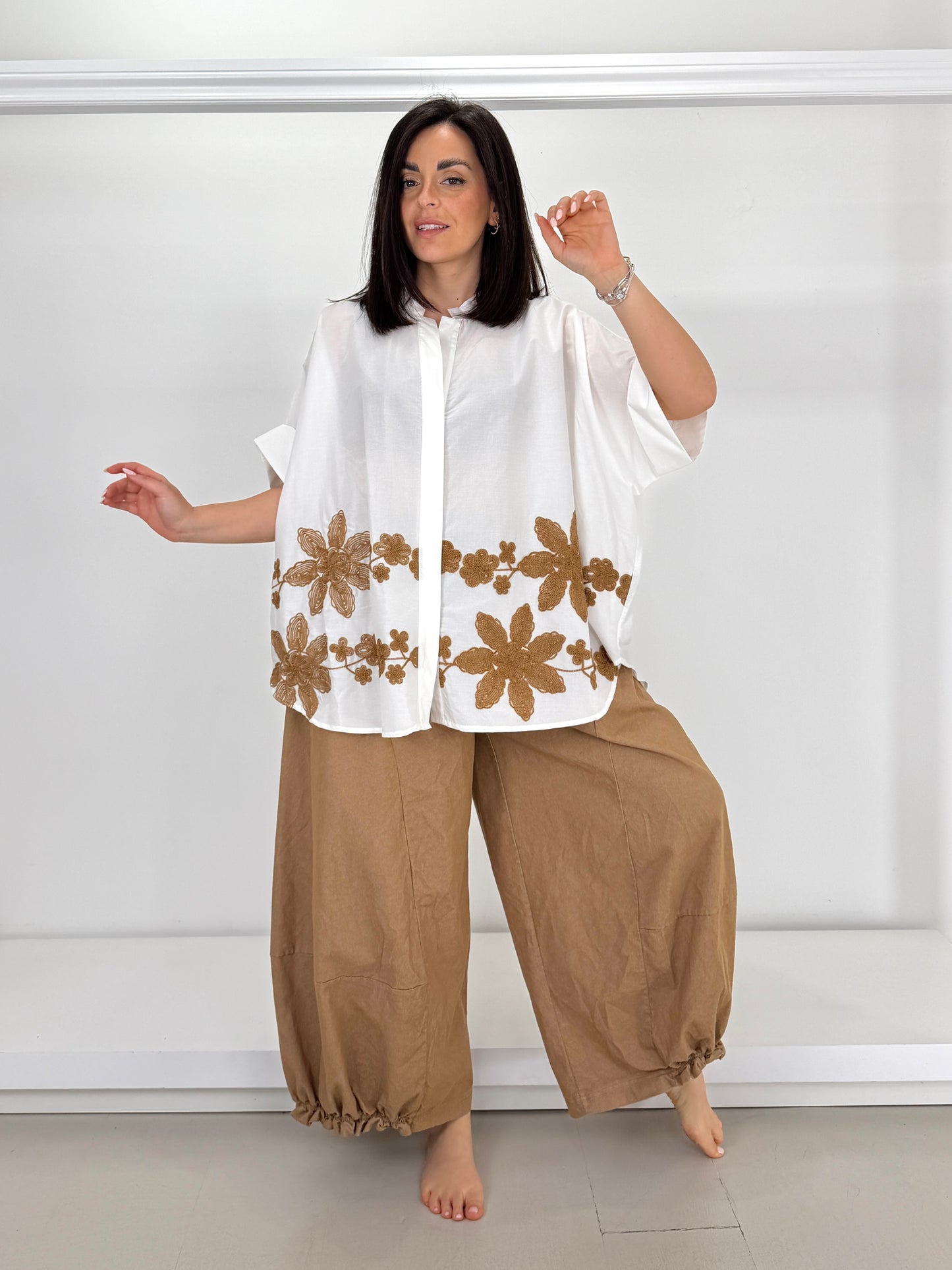 Camicia smanicata fiori ricamati