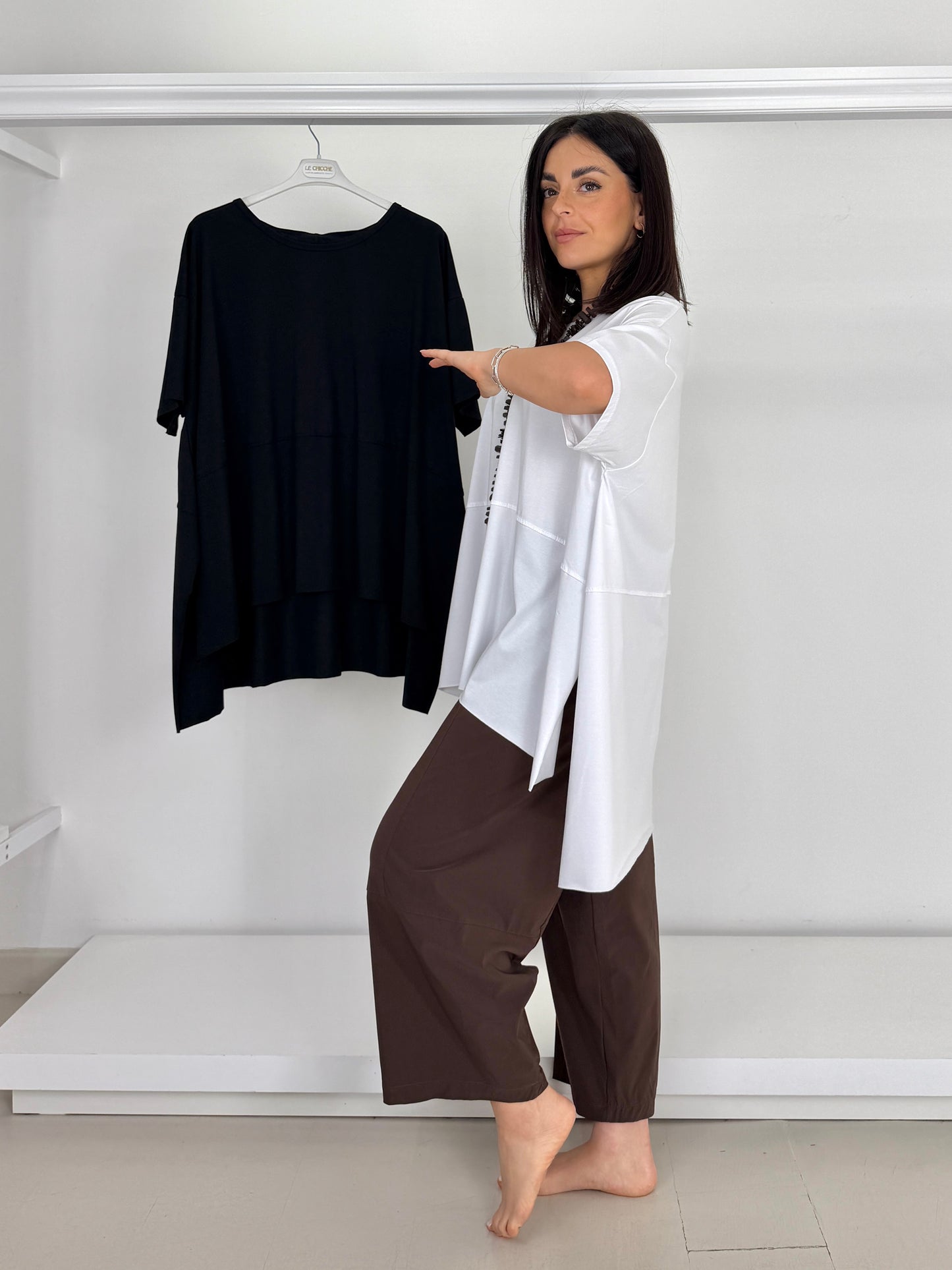 T-shirt svasata spacchi alti