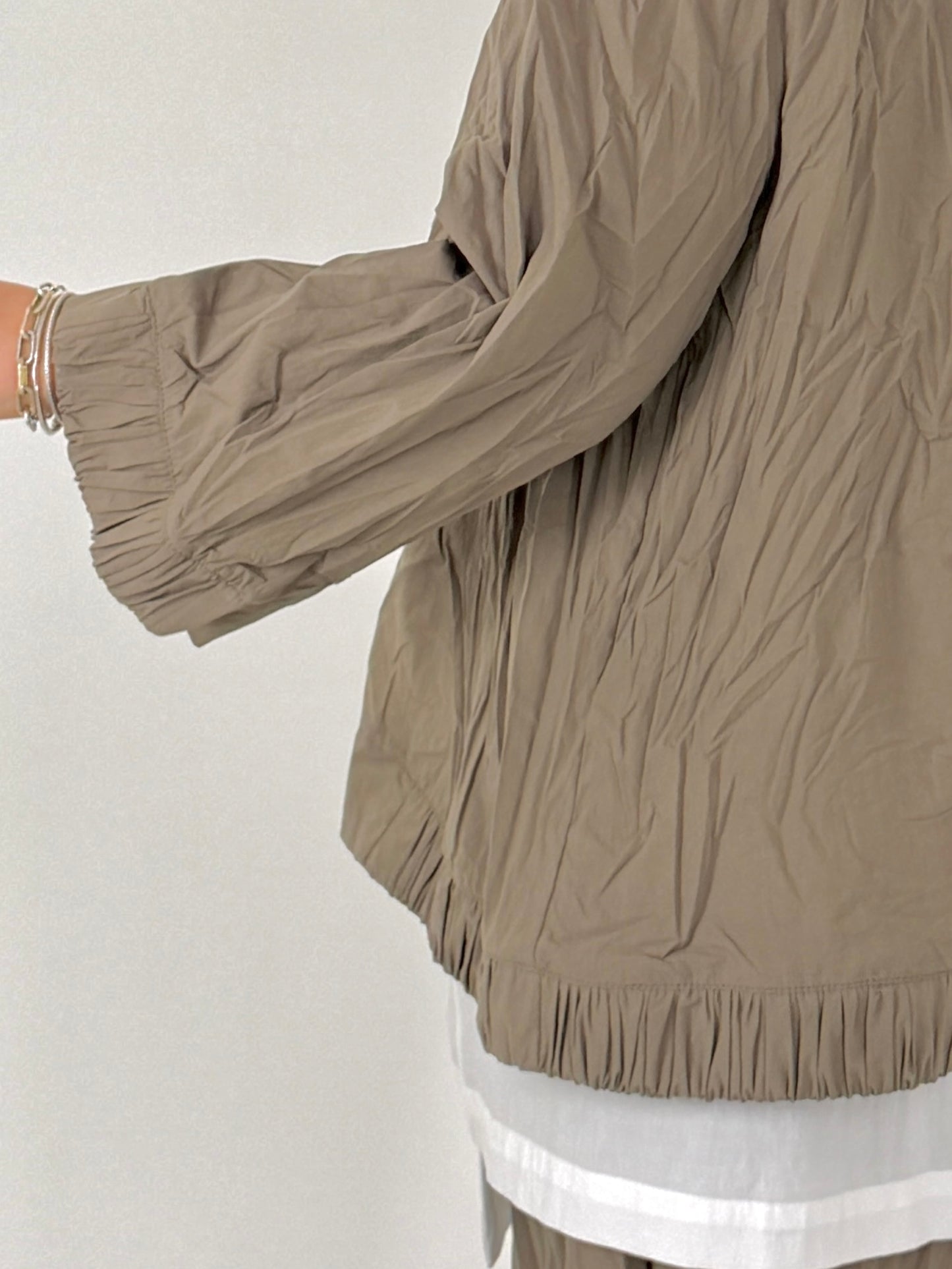 OZAI N KU camicia stropicciata con bordi arricciati