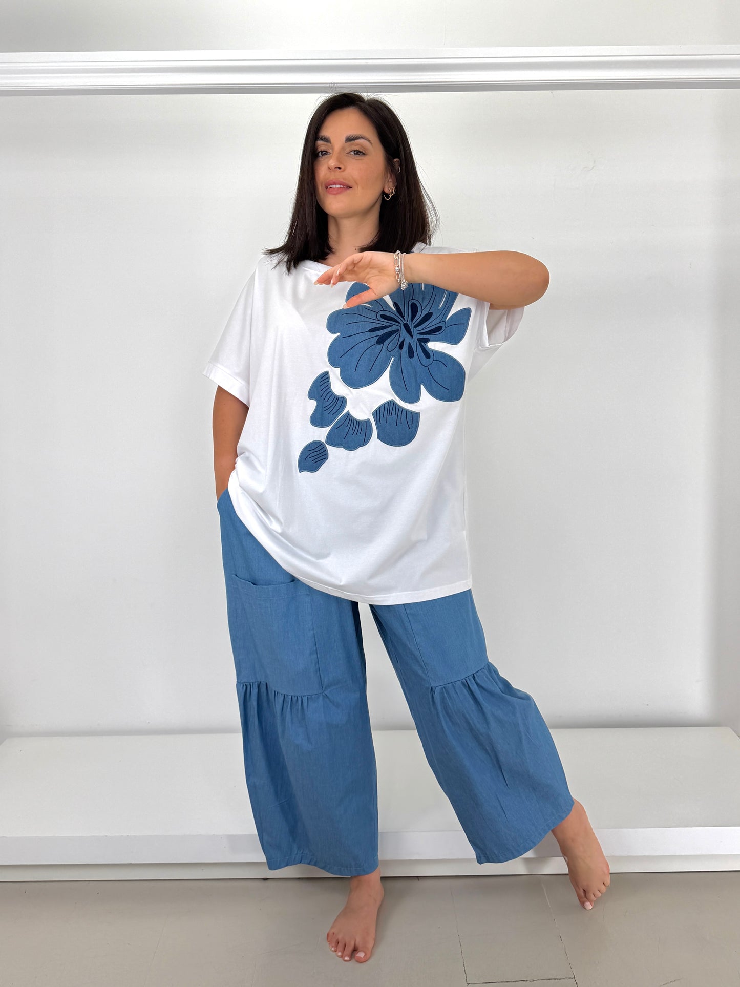 T-shirt fiore in denim