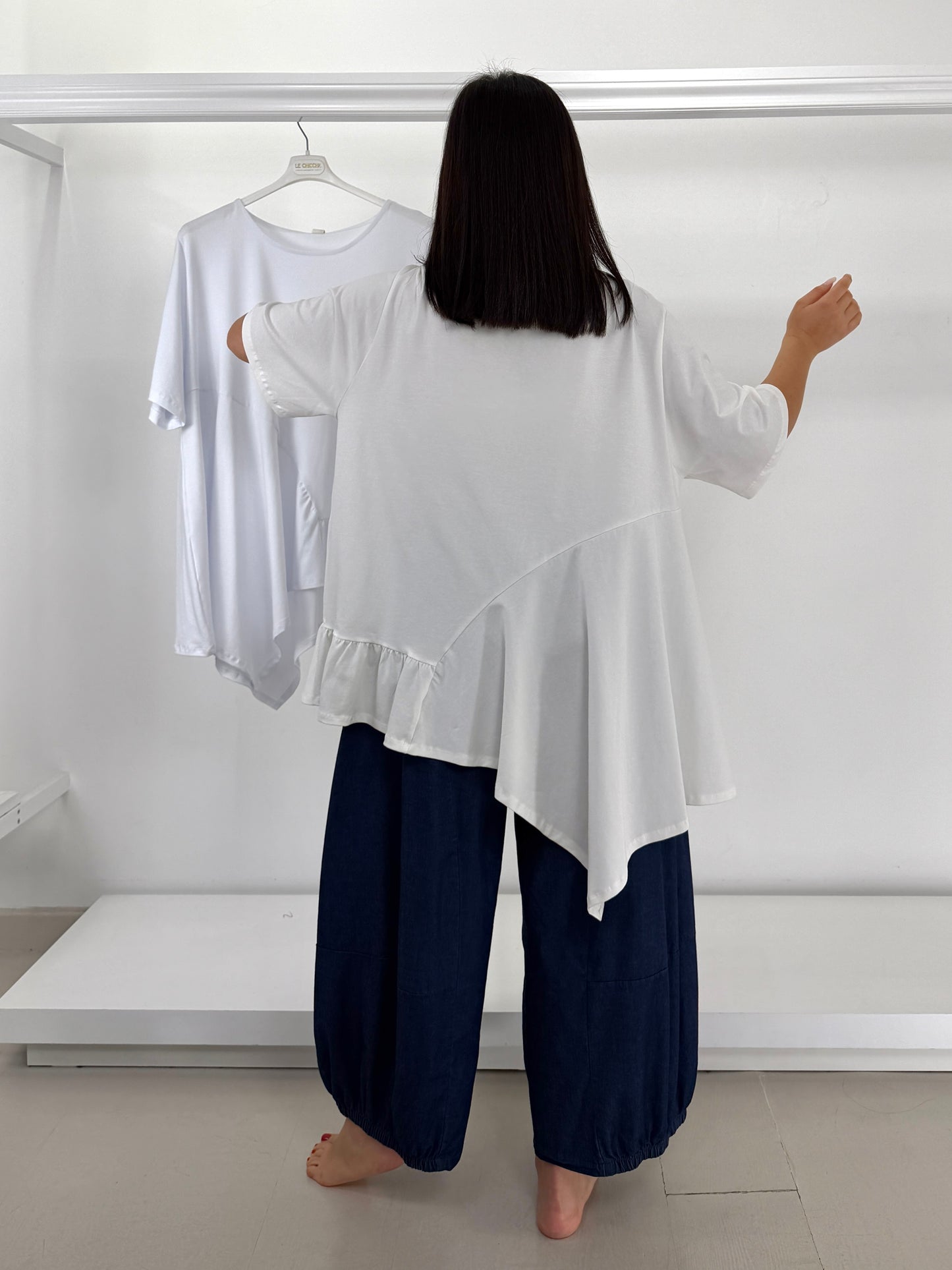 T-shirt asimmetrica con balzina