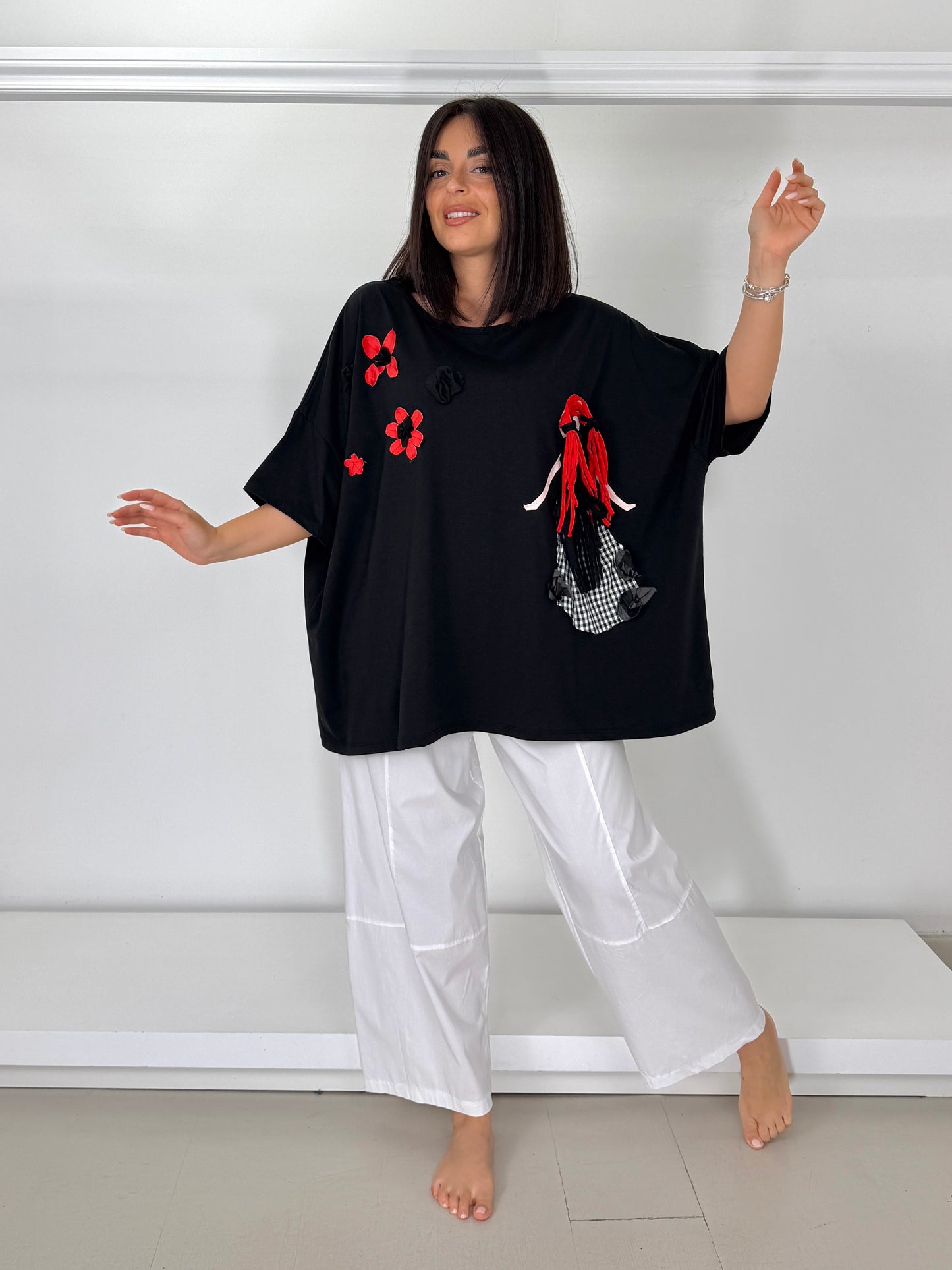 T-shirt basic scatoletta nera applicazione a mano bambolina