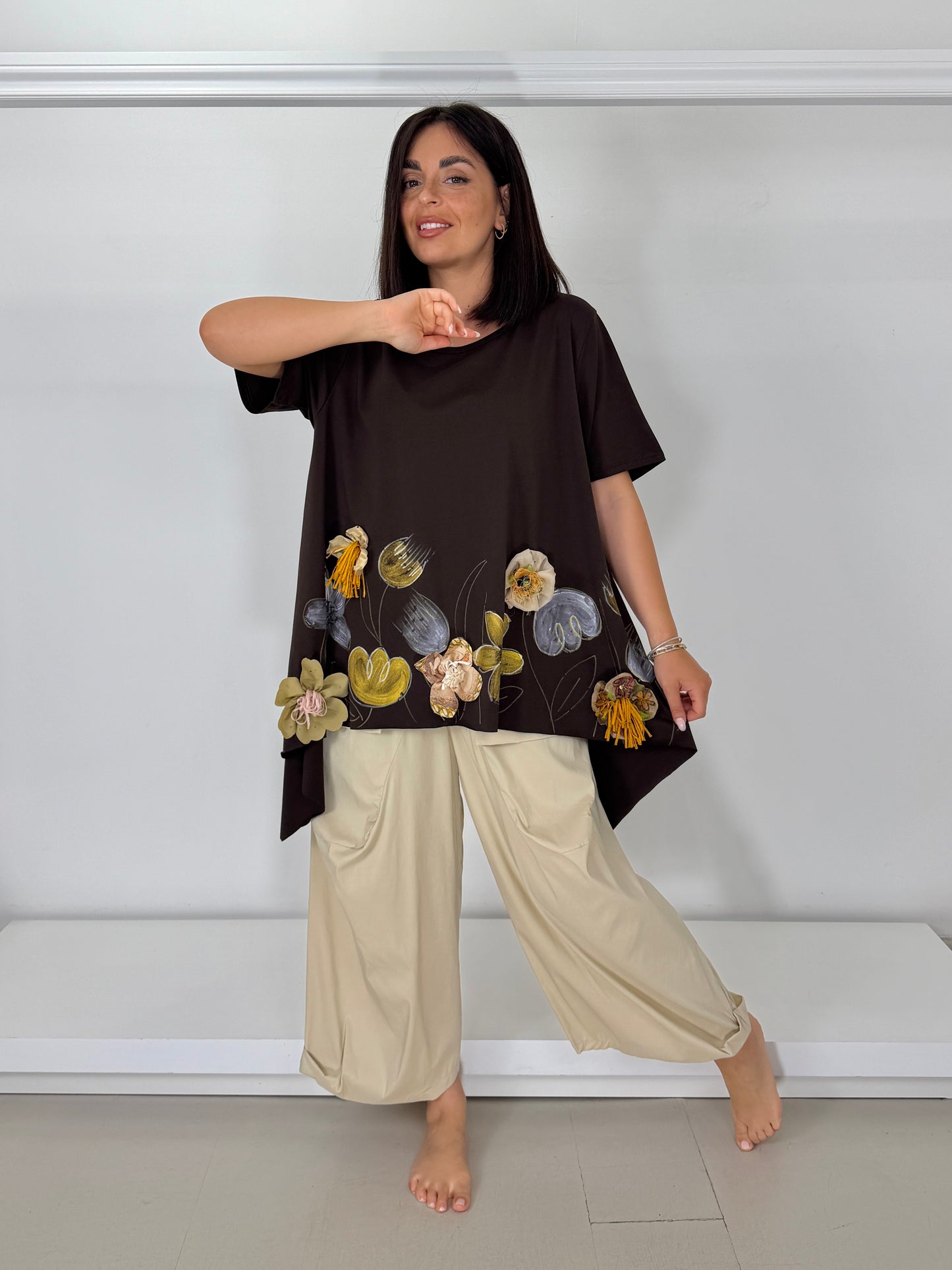 T-shirt svasata taglio laser moro applicazione e dipinto a mano