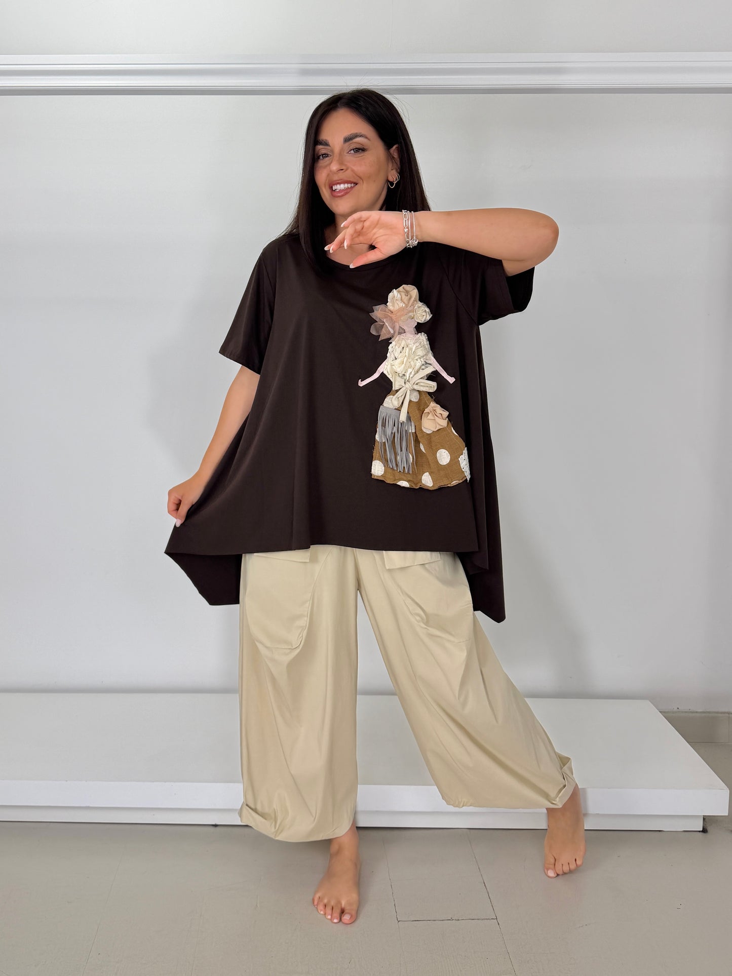 T-shirt svasata taglio laser moro applicazione a mano bambolina