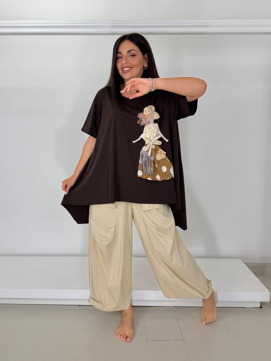 T-shirt svasata taglio laser moro applicazione a mano bambolina