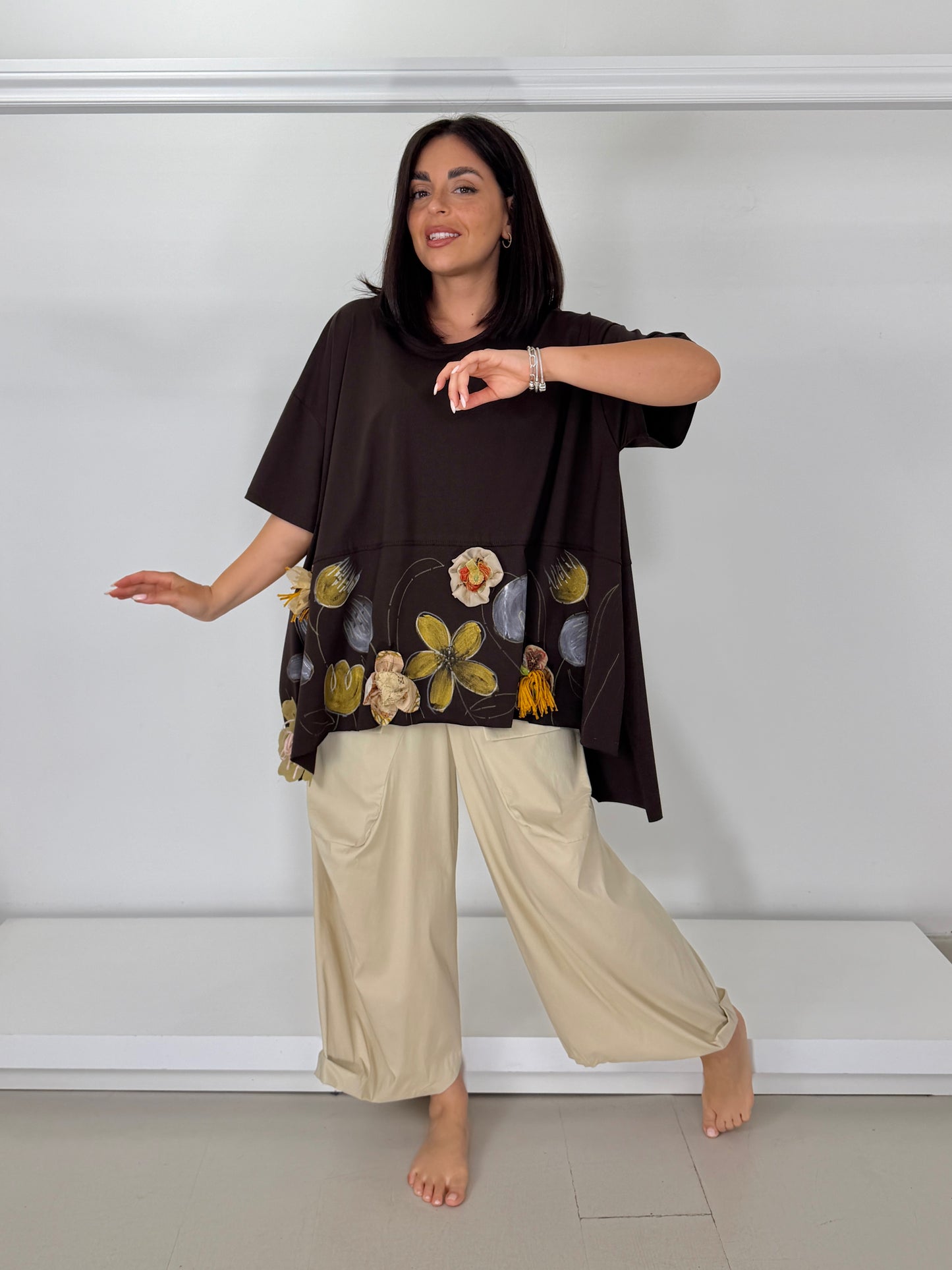 T-shirt svasata spacchi alti moro applicazione e dipinto a mano
